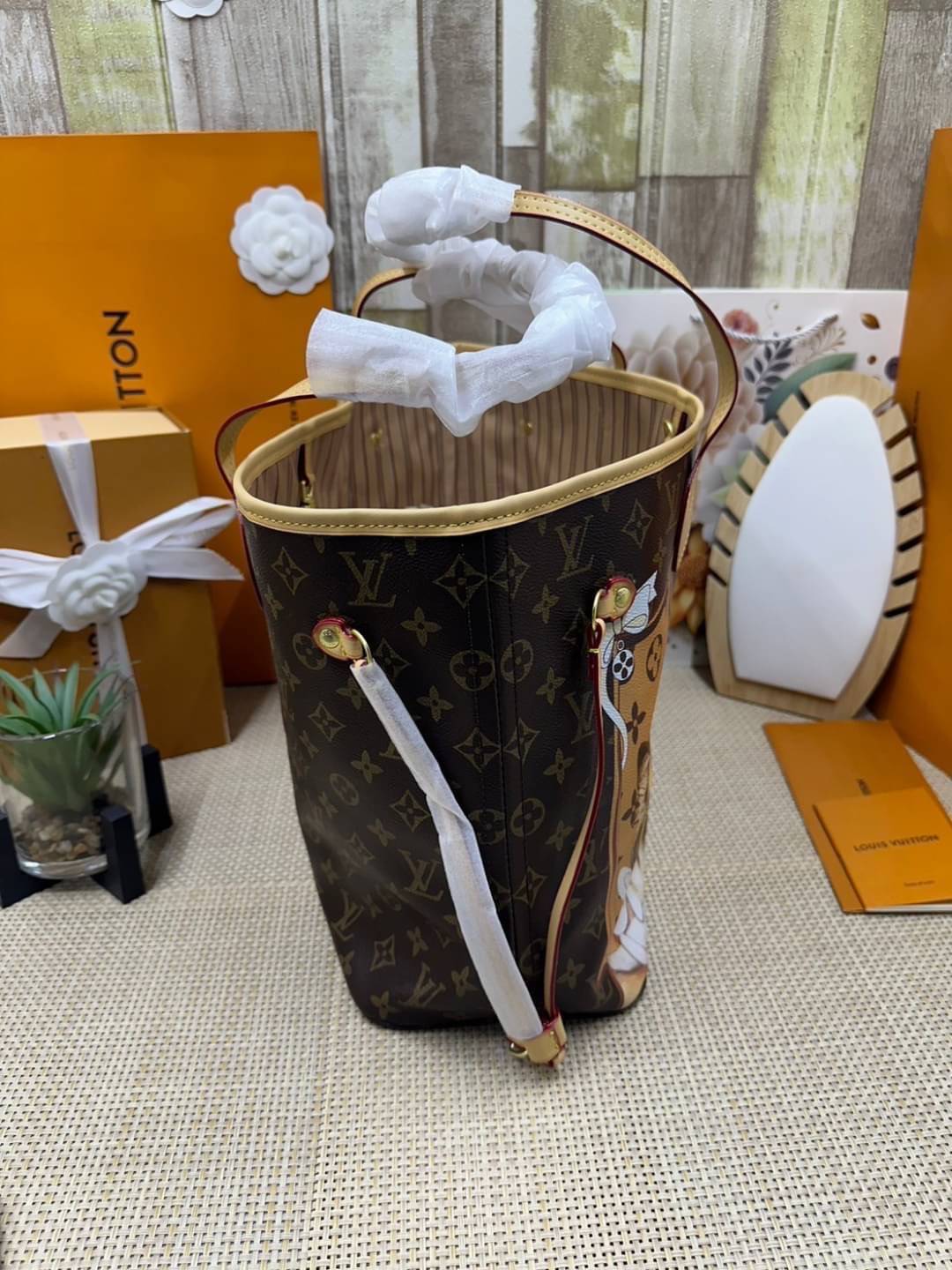 LV Neverfull MM Tote Monogram Canvas With Cat / Puppies กระเป๋าทรงโท้ท รุ่นลิมิเต็ด พิมพ์ลายน้องหมา น้องแมว ลวดลายท่องเที่ยว ลายสีสัน เป็นการรังสรรค์สุดท้าทายครั้งใหม่ของกระเป๋ารุ่นไอคอนิกจากหลุยส์ ผสานความหลากหลายในการใช้งานยุคใหม่กับพลังสีสันอันสดใสได้อ