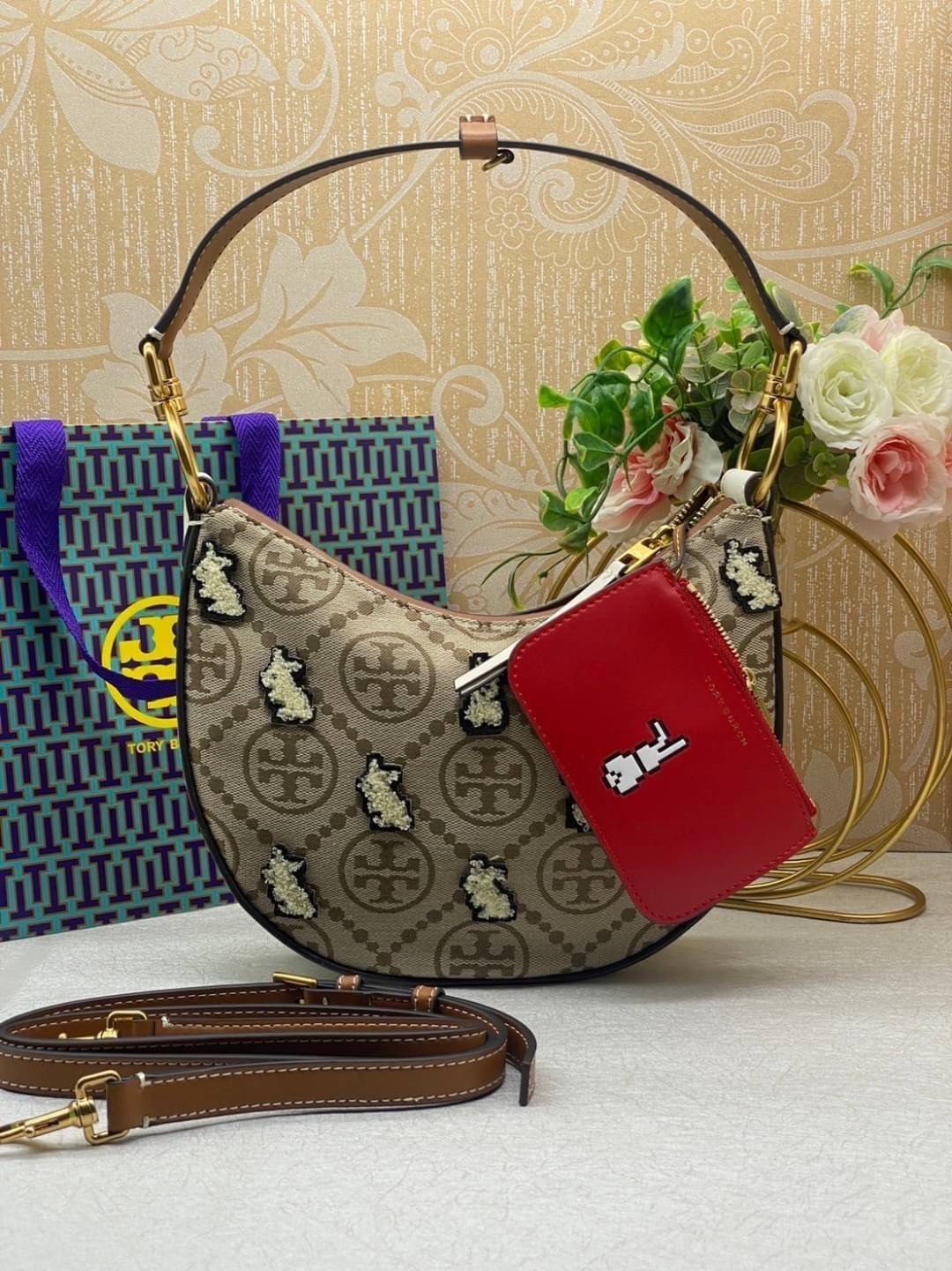 TORY BURCH Mini T Monogram Embroidered Rabbit Crescent Bag 🐇 คอลเลคชั่นกระต่ายสุดร้อนแรงแห่งปี 🥕🥕 คอลเลคชั่นทีบ่งบอกสไตล์ที่ทันสมัยทรงครึ่งวงปักลายกระต่ายบนกระเป๋าสุดน่ารัก โด่ดเด่น