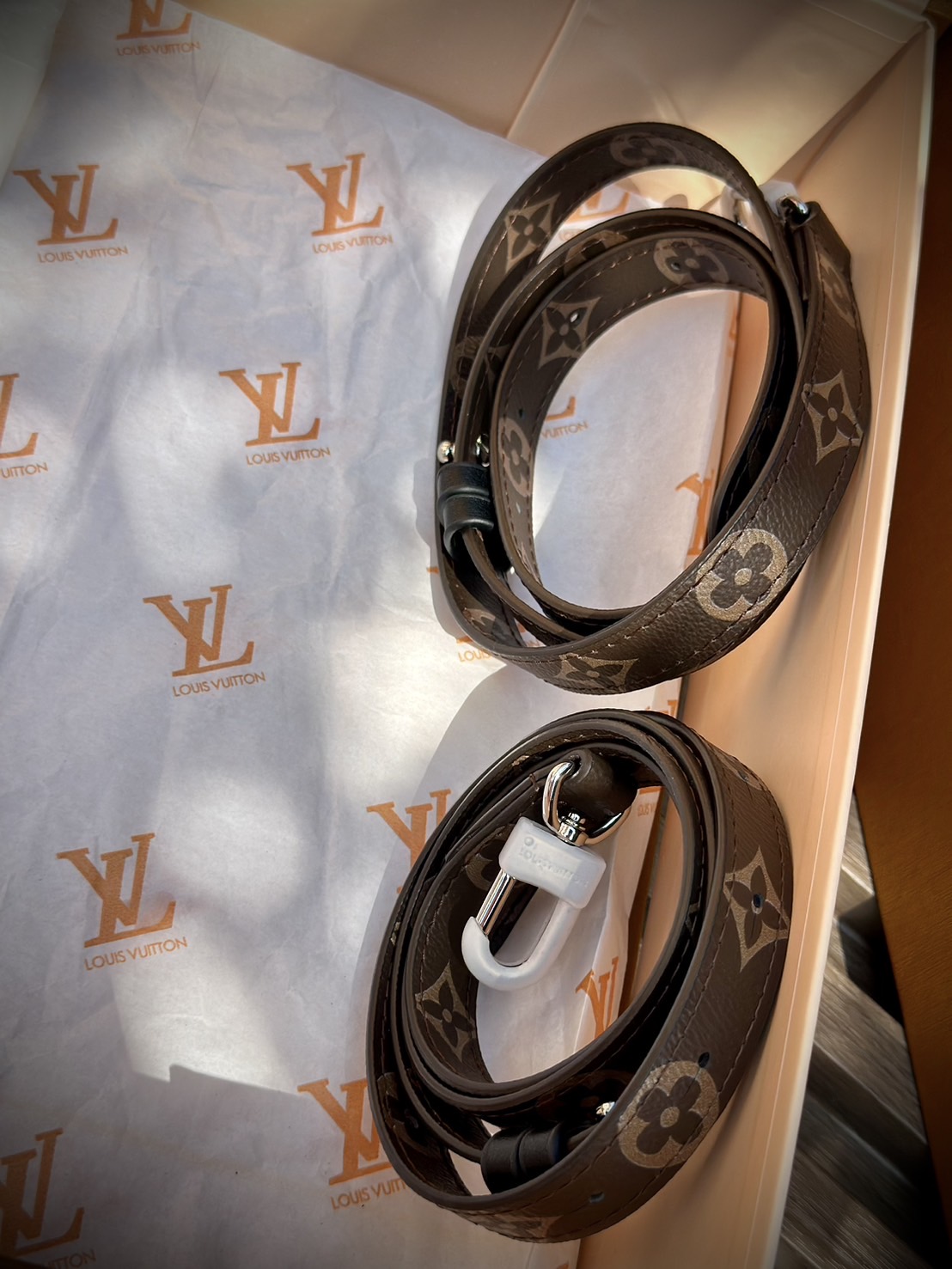 LV Montsouris Vibe PM Backpack bag กระเป๋าเป้รุ่นใหม่สุดหรู หนังแท้สวยเงางามเป็นเอกลักษณ์ 🤍 สินค้าเกรดออริจินอล ภาพถ่ายจากงานขายจริง ใช้งานต่างประเทศได้