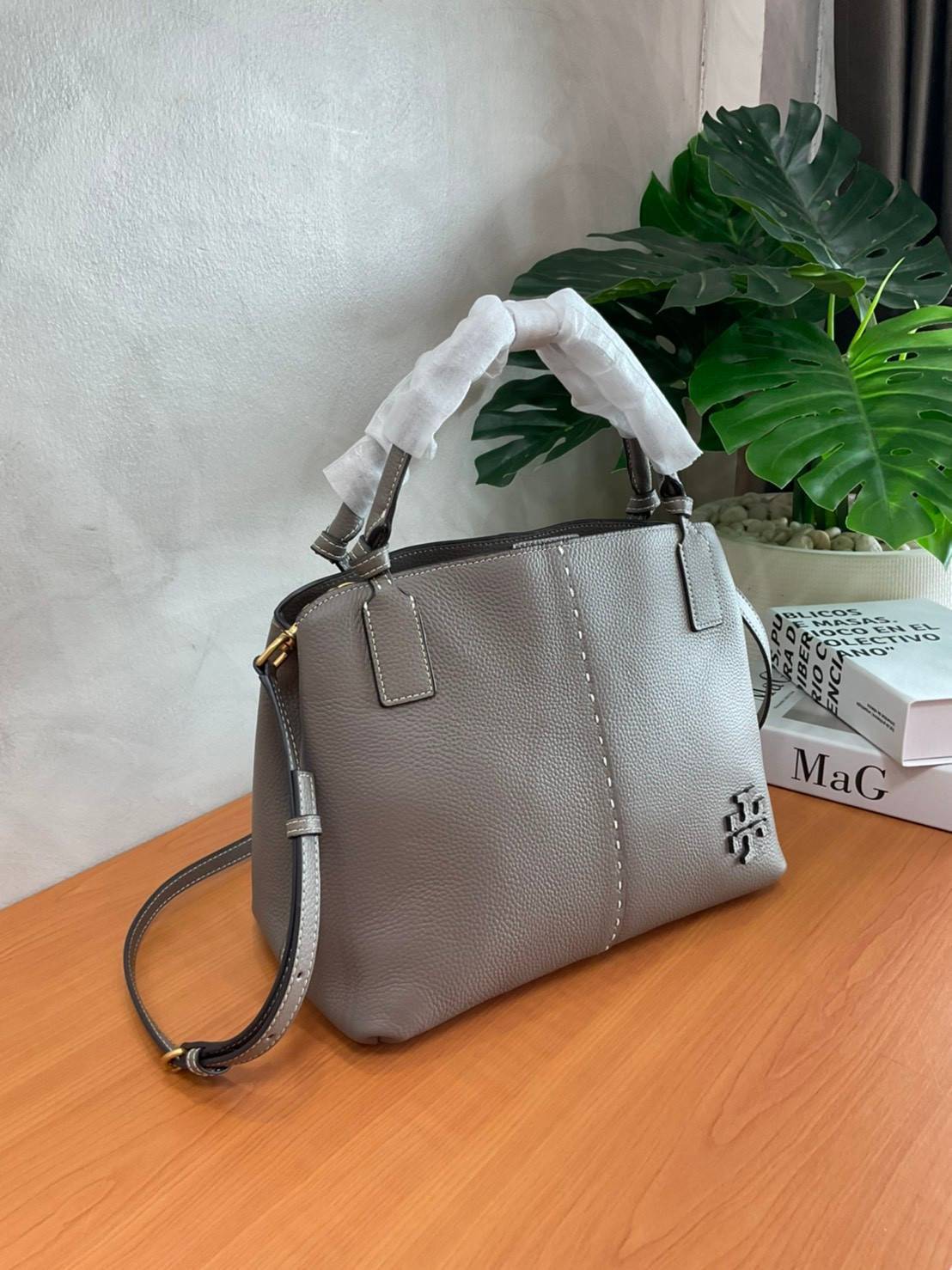 TORY BURCH Mcgraw Satchel Tote Bag (Size L) กระเป๋าถือ/สะพาย Crossbody วัสดุหนังลูกวัวแท้ 100% ด้านหน้าประดับโลโก้หนัง ตัดเป็นรูปตัว T สัญลักษณ์แบรนด์ ตัวกระเป๋าเดินด้ายเล่นลายเพิ่มลูกเล่น เพื่อความเก๋!!