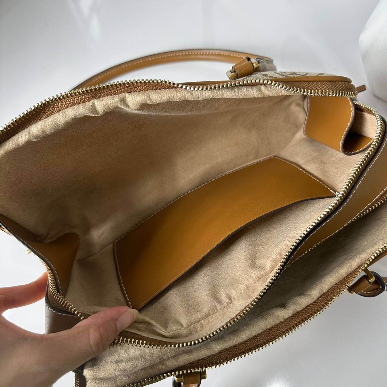 TORY BURCH Small T Monogram Marshmallow Satchel / Tory Burch tote handbag พร้อมส่ง 2 สี ใหม่ล่าสุด กระเป๋าสะพายไหล่ดีไซน์สุดทันสมัย ตัดเย็บสวยงาม ผ้า jacquard ตัดหนัง เปิด-ปิดแบบซิป มีช่องแบ่ง 2 ช่อง มีซิปลับด้านใน ใส่ของได้เยอะมากๆ ค่ะ