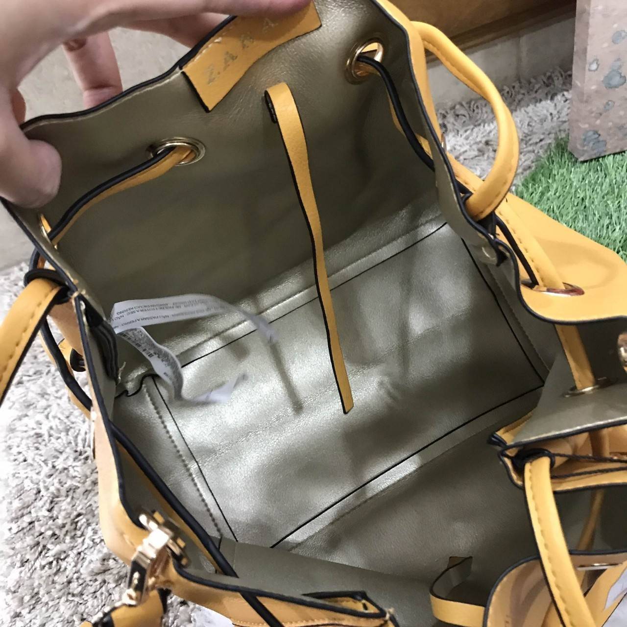 Zara bucket bag crossbody ใหม่ล่าสุดจากแบรนด์ Zara กระเป๋าสะพายทรง bucket สีสด หนังนุ่มมากกกก เนื้อดี สามารถสะพายได้ 2 แบบค่ะ แบบแรก shoulder bag ขนาดพอดีไหล่ และแบบที่สอง กระเป๋าสายยาวสามารถสะพายไหล่หรือ cross body ก็ได้ มีสายสะพายยาวมาให้สามารถถอดออกได้