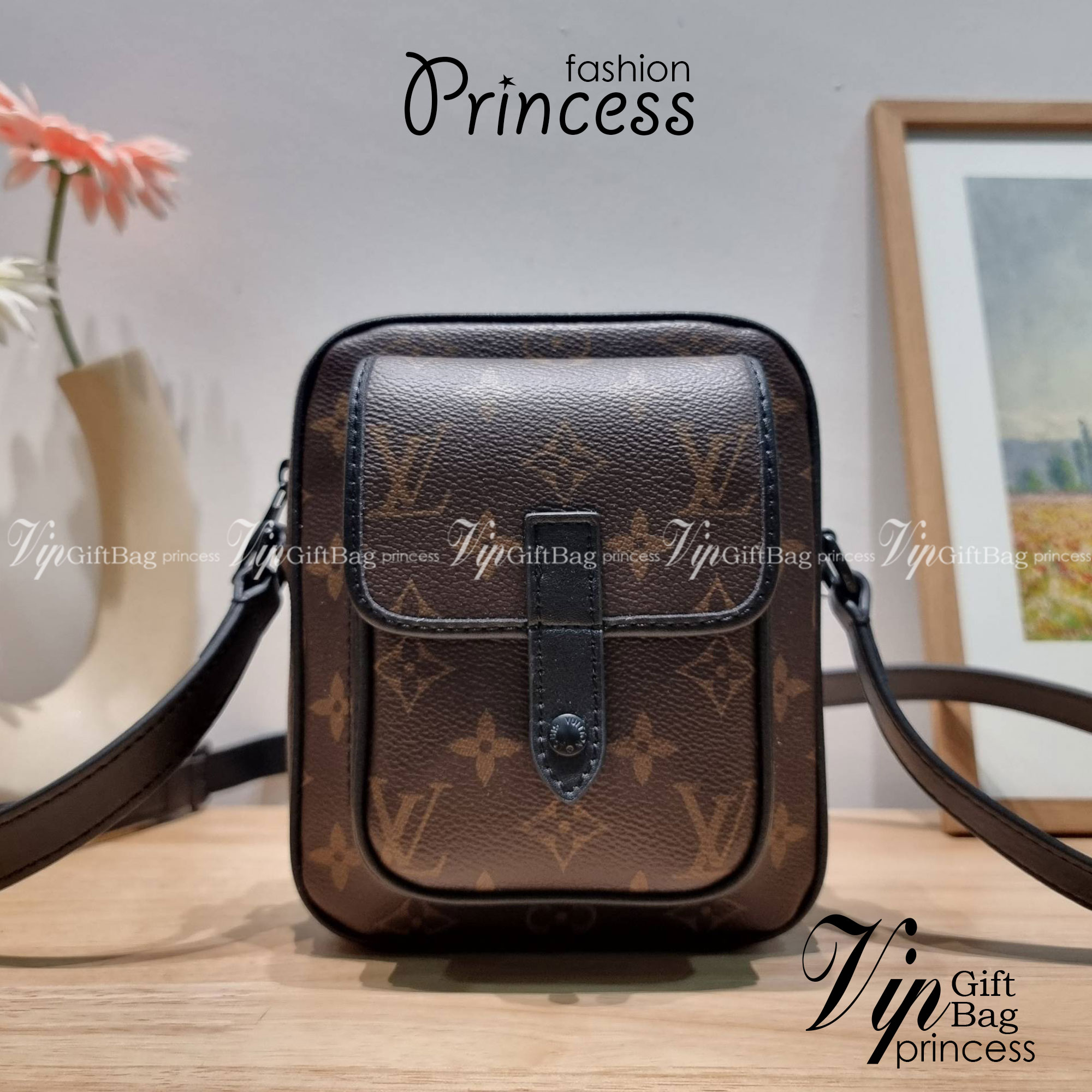 LV CHRISTOPHER กระเป๋าสะพายรูปทรงสปอร์ตสุดชิค LV crossbody wallet bag ใหม่ล่าสุด ได้ชิคๆเท่ๆก่อนใคร ไม่ต้องรอพรีฯ กับกระเป๋าสะพายข้างสำหรับหนุ่มๆ งานหรู ราคาดี วัสดุหนังแคนวาสคุณภาพดี ดีไซน์กะทัดรัด คล่องตัวแบบทูอินวันไปเลย เพราะใช้แทนกระเป๋าสตางค์ก็ได้ ส