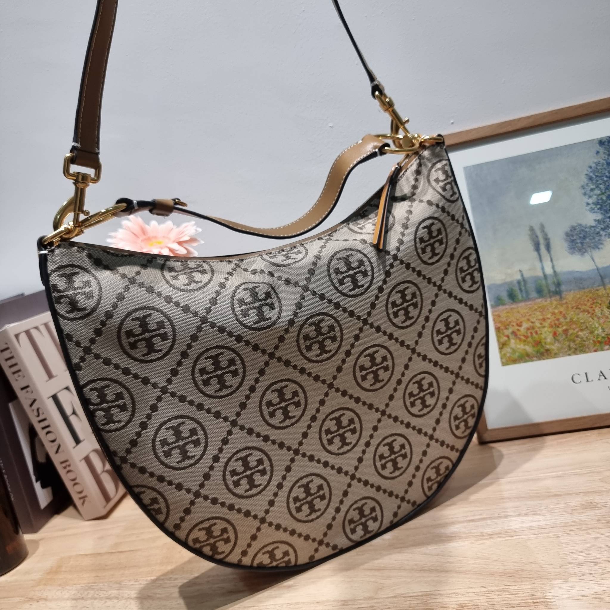 ใบใหญ่ 35cm Tory Burch T Monogram Medium Crescent Bag / TORY BURCH T MONOGRAM JACQUARD CRESCENT BAG ไซส์ใหญ่กับไอเท็มสุดร้อนแรง เซเลปรีวิวเยอะมาก!! สาวๆตามหากันไปอีก กระเป๋าทรง half moon ที่ดีไซน์บนผ้า jacquard ลวดลายซิกเนเจอร์ เรียบหรู ผู้ดีมากแม่! มาพร้