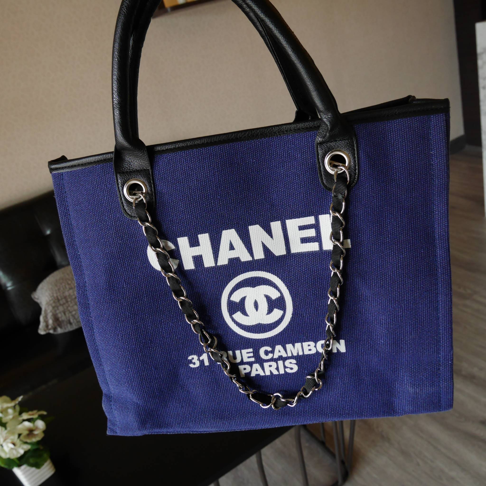 สินค้าขายดีที่สุดในสองปี 👏👏 **กลับมาอีกแล้วคะ งาน พรีเมี่ยมกิ้ฟจากแบรนด์ Chanel กระเป๋า ทรง Tote ผ้า canvas เนื้อหนาอย่างดี มีซับใน ด้านหน้าเพ้นโลโก้แบรนด์หรู **จุดเด่นที่ หูจับมี 2 แบบคือ แบบสายหนัง และ โซ่ สามารถ สะพายไหล่ได้คะ ใบใหญุจุข