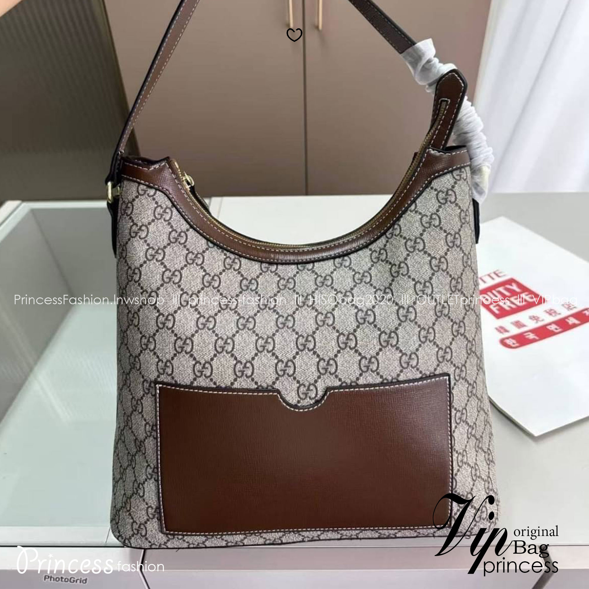 GUCCI GG Supreme Monogram Linea A Hobo Brown กระเป๋าทรงโฮโบวินเทจใบใหญ่ จุของได้เยอะ ลายโมโนแกรมคมชัด ตกแต่งกระเป๋าด้านหลังเพิ่มกิมมิกสวยน่าสนใจ เป็นอีกใบที่เรียบหรูดูแพง