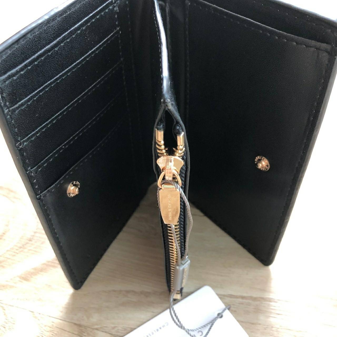 Charles & Keith Classic Snap-Button Wallet กระเป๋าสตางค์ใบสั้นพับ 2 ตอน ด้านหน้ามีโลโก้แบรนด์ เปิด - ปิดด้วยกระดุม ภายในมีช่องใส่ธนบัตร ช่องใส่บัตร และช่องซิปใส่เหรียญ