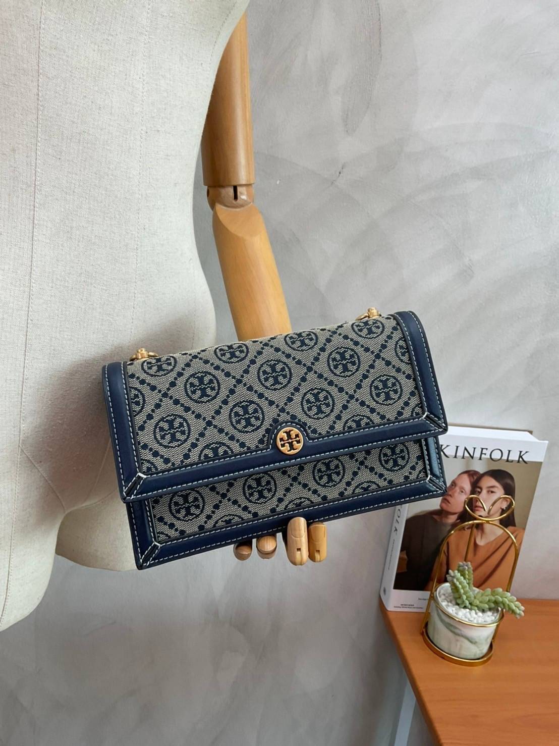 TORY BURCH 81000 MINI T MONOGRAM JACQUARD SHOULDER BAG คอลเลคชั่นฤดูใบไม้ผลิ 2021 กระเป๋าสะพายรุ่นใหม่จาก Tory Burch ดีไซน์สวยคลาสสิค แฝงไว้ด้วยความหรู ลวดลายผ้าแจ็คการ์ด T Monogram บนกระเป๋า Tory Burch นี้ เป็นการยกย่องให้กับงานควิลท์ชาวเพนซิลเวเนียดัตช์