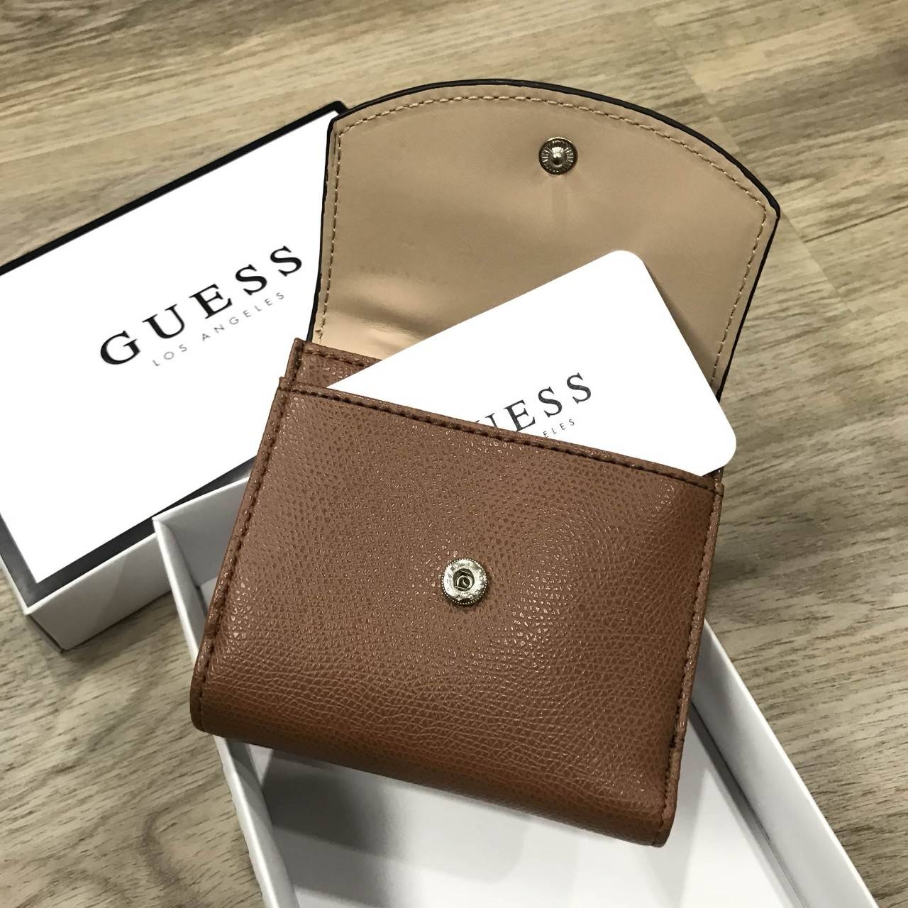GUESS FACTORY WOMEN'S SHORT WALLET New arrival! กระเป๋าสตางค์ใบสั้นรุ่นแนะนำ หนังสวยอยู่ทรง ด้านหน้าประดับโลโก้แบรนด์ ภายในมีช่องใส่ธนบัตร 2 ช่อง มีช่องใส่รูป, บัตร และช่องใส่เหรียญค่ะ