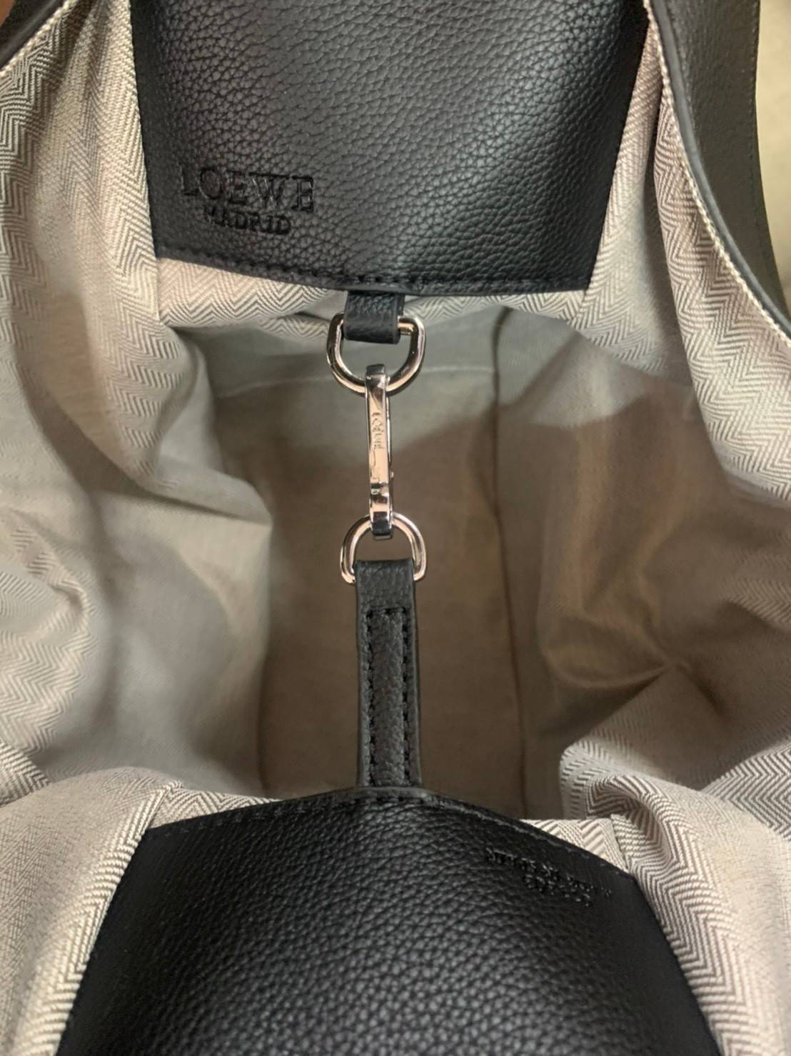 Loewe Hammock Bag / Loewe Small Hammock Leather Bag / กระเป๋าสไตล์แคชชวล มีจุดเด่นตรงการออกแบบทรงกระเป๋าให้ดูคล้ายกับเปลนอน ให้ความรู้สึกสบายๆ