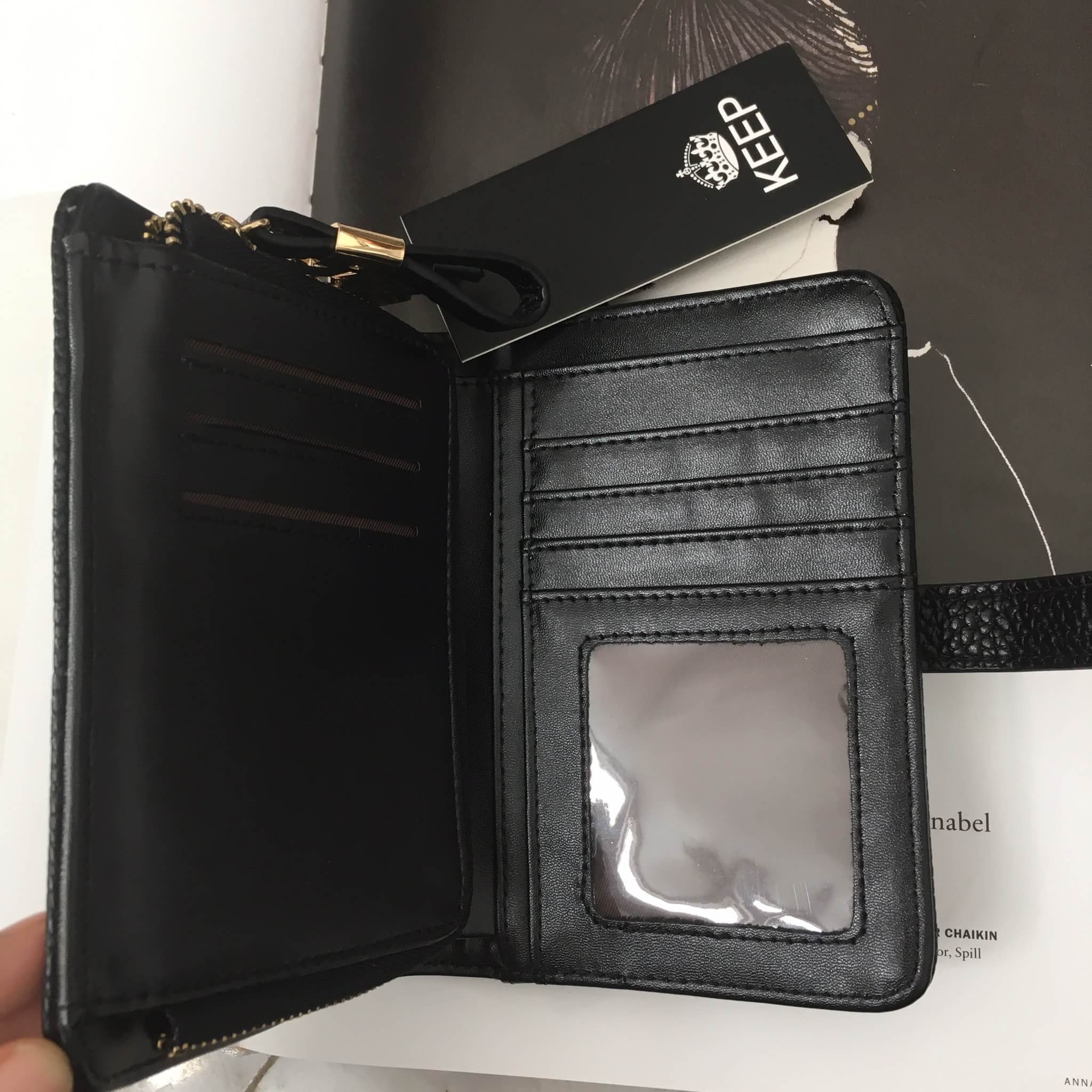 New arrival! Classic short wallet bag #กระเป๋าสตางค์สั้นสามพับ หนังแกะสังเคราห์ เนื้อดี้_ดี ค่า ดูแลรักษาง่าย ดีไซด์เก๋ที่ซิป แถมภายในมีช่องใส่บัตรหลายช่อง แบ่งเป็น 3 พับเลยคะ เห็นสั้นๆ แบบนี้แต่จุได้เยอะคะ พร้อมช่องซิปใส่เหรียญ อย่างดี ใบนี้ #สวยรับเงินแ