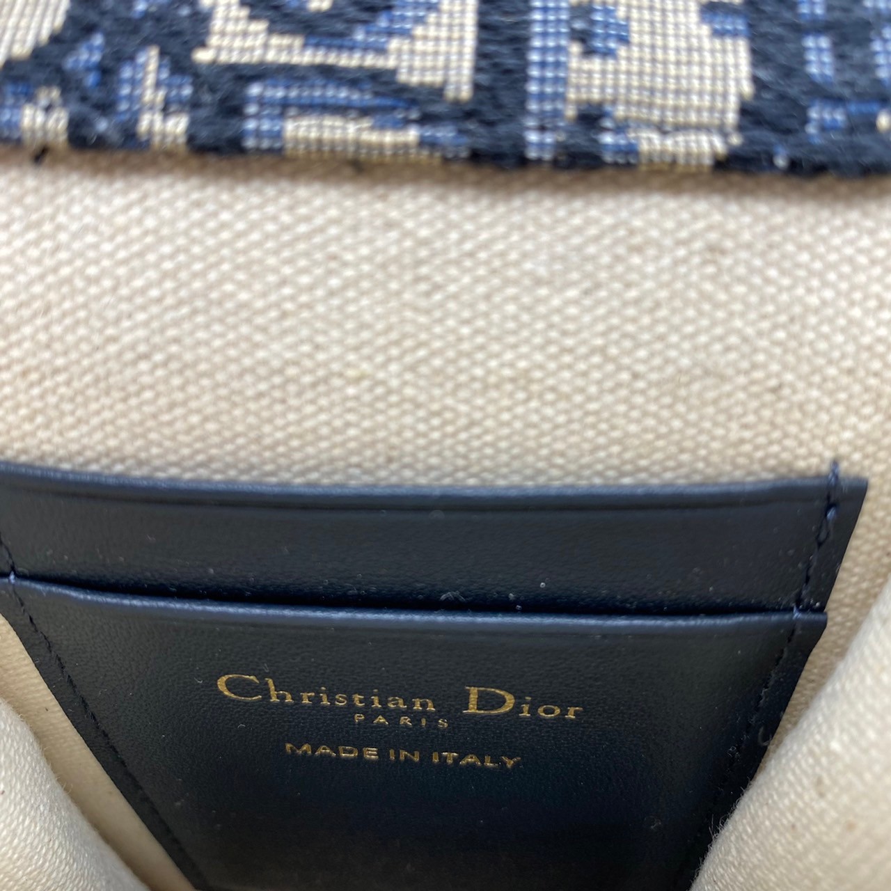 หนังแท้ DIOR PHONE BAG / DIOR PHONE HOLDER BAG กระเป๋าใส่โทรศัพท์เอกลักษณ์ของความหรู สายสะพายโซ่อะไหล่ทอง วัสดุหนังแท้และผ้า Jacquard อย่างดีสวยงามที่สุด ผสมผสานความสง่างามและคลาสสิกที่เข้ากับยุคสมัย ด้านหน้าโดดเด่นด้วยซิกเนเจอร์แบรนด์ เป็นอีกหนึ่งรุ่นที่