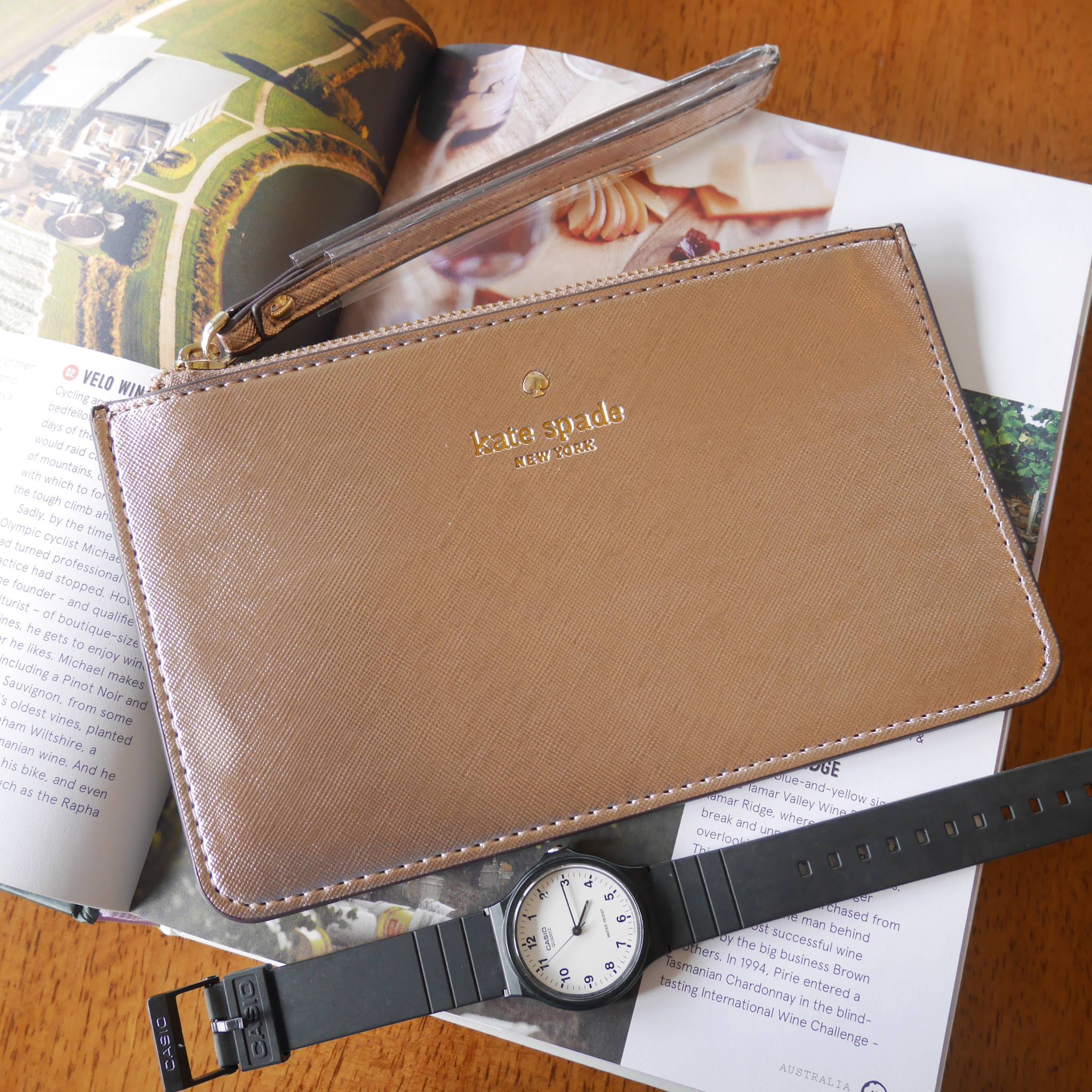 กระเป๋าคล้องมืองานแฟชั่น♤ กับวันสบายๆ ต้องยกให้ใบนี้เลย **งานดีย์ KATE SPADE NEW YORK CLUTH BAG กระเป๋าคลัชรุ่นยอดนิยมหนัง Saffiano พร้อมสายคล้องมือสวยหรูสไตล์ PRADA ด้านหน้าประดับโลโก้แบรนด์สีทอง เปิดปิดด้วยซิปสะดวกใช้ สามารถใส่ธนบัตร บัตรเครดิต เ