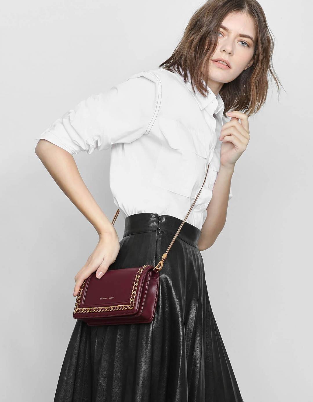 New Collection 2019! CHARLES & KEITH CHAIN RIMMED CLUTCH กระเป๋าสะพายคอลเลคชั่นใหม่ แต่งโซ่รอบกระเป๋าสีทองสวยหรูมากๆ ด้านหน้าปั๊มโลโก้แบรนด์ เปิดปิดด้วยกระดุมแม่เหล็ก ด้านในมีช่องด้านหน้า ช่องใหญ่และช่องซิป 1 ช่อง สามารถใส่โทรศัพท์ iPhone plus ได้ค่า และย