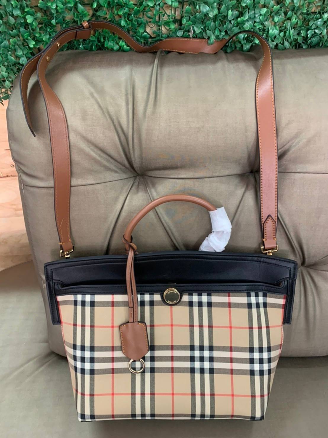 BURBERRY SMALL SOCIETY VINTAGE CHECK TOP HANDLE-NEUTRALS VIP GIFT WITH PURCHASE (GWP) พรีเมี่ยมกิ๊ฟ Limited Edition จาก Burberry กระเป๋าอเนกประสงค์ ที่มีความโดดเด่นด้วยสไตล์วินเทจ ลายSignature pattern งานสวยหรูดูดี ใบนี้เป็น Working Lifestyle สาวมั่นไม่คว