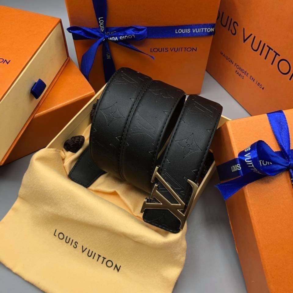 VIP 🥂 LV BELT LOGO เข็มขัดแบรนด์หัวโลโก้แบรนด์แบบ 3D สายหนังปั้มโลโก้ ดีไซน์เรียบหรูเข้ากับทุกลุ๊คใช้ได้ทั้งชายหญิง สินค้ามาพร้อม Original Package มีการ์ด ถุงผ้ากันฝุ่น ถุงกระดาษแบรนด์ กล่องแบรนด์ ครบชุดไอเท็มนี้แนะนำ ห้ามพลาดค่ะ!