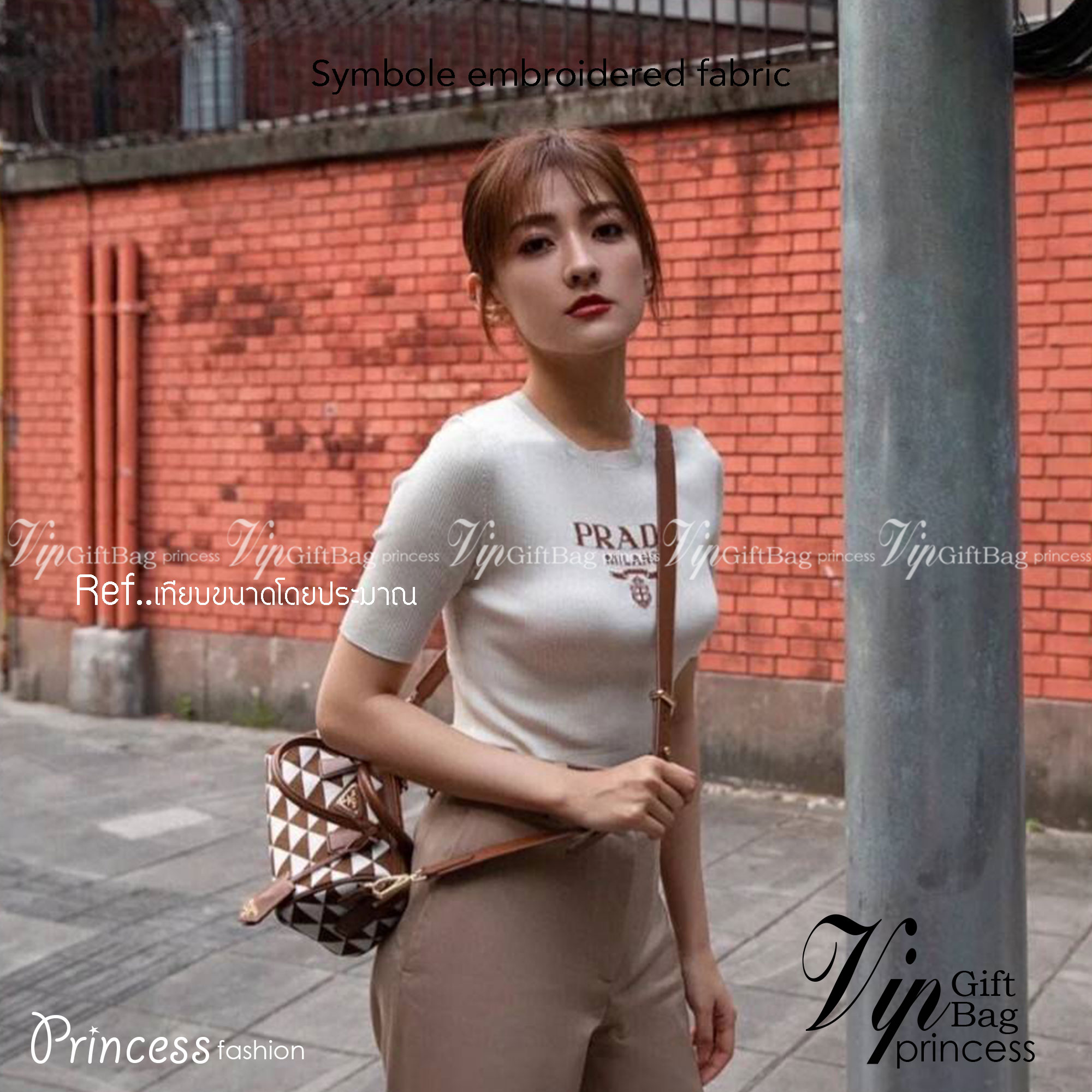PRADA Symbole embroidered fabric top-handle bag พร้อมส่งรุ่นใหม่ มาแรง กับทรงหมอนอยู่ทรงสวย สาวๆห้ามพลาดเลยค่ะใบนี้ วัสดุทำจากผ้าแคนวาส