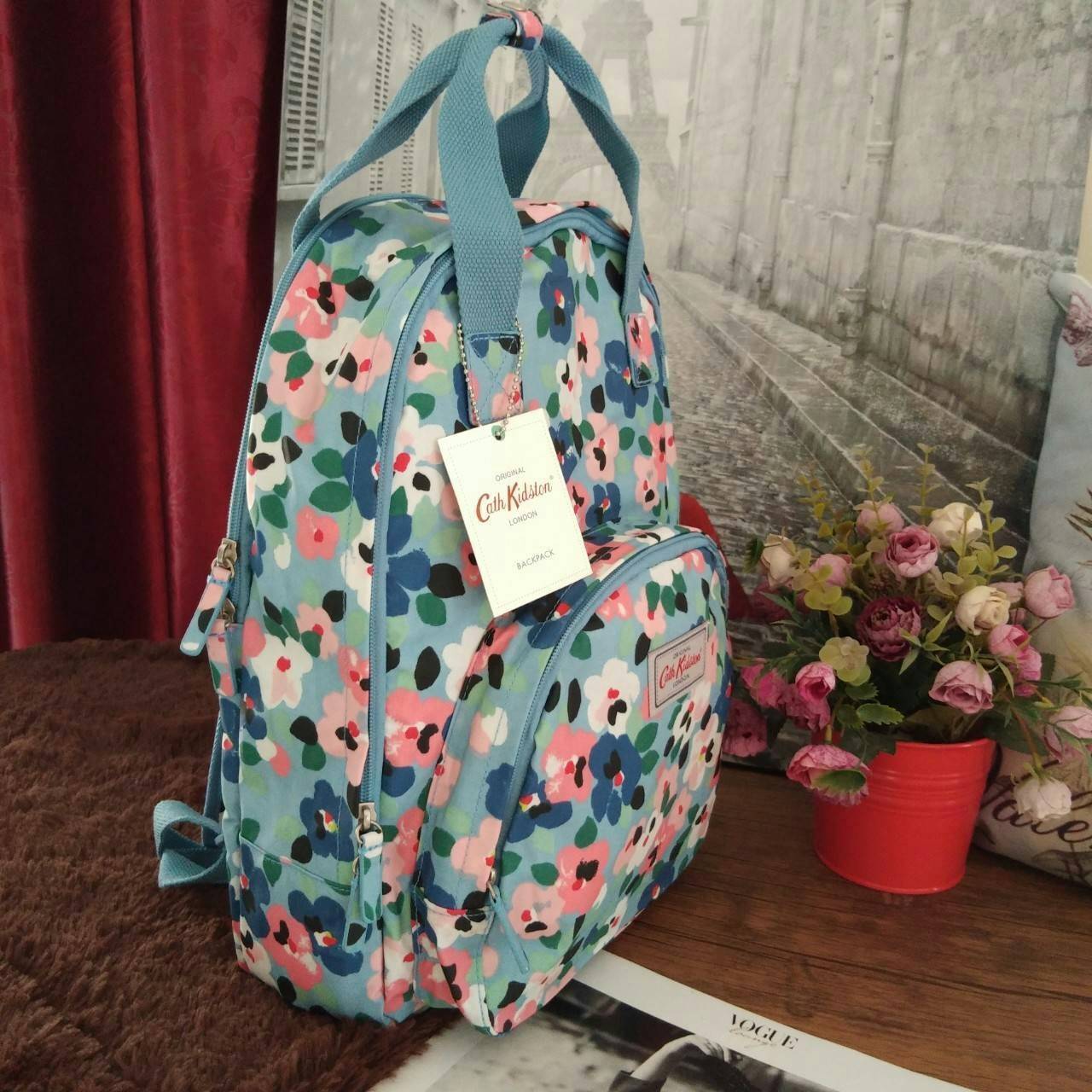 Cath Kidston Backpack Bag - กระเป๋าเป้ สไตล์วินเทจสุดฮิต - เปิด/ปิดกระเป๋าด้วยซิปรอบ - ภายใน มีช่องซิปใหญ่ใส่ของ 2 ช่อง จุของได้เยอะ - ด้านหน้ามีช่องซิปเล็ก 1 ช่อง