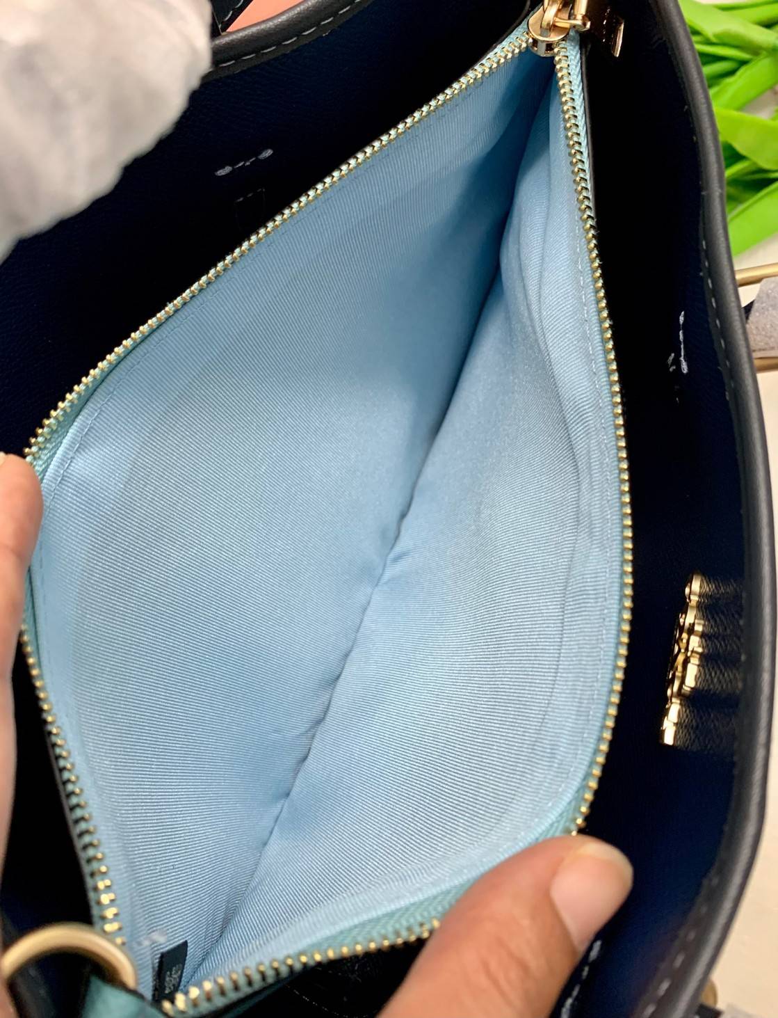 COACH C4086 MOLLIE TOTE 25 IN SIGNATURE JACQUARD WITH STRIPES แจกความสดใสด้วยลุคคัลเลอร์ฟูล กระเป๋าทรงโท้ท มินิไซส์ ตกแต่งลายเอกลักษณ์ถักทออยู่บนผ้า jacquard ตัดกับลายเส้นสีสันสวยงาม ลงตัวไม่ซ้ำใคร ภายในเป็นช่องโล่ง มีช่องซิปกลางใส่ของได้ ขนาดกำลังดีแบบใส