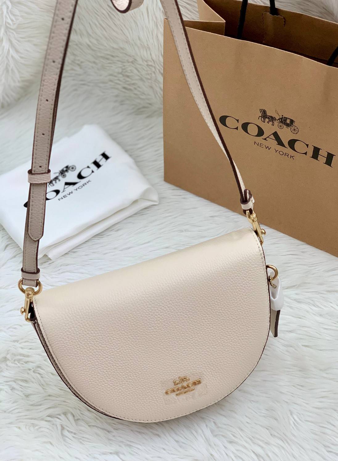 พร้อมส่งที่ไทยครบทั้ง6สีค่ะ 😘 Coach Ellen Crossbody In Signature ((C1432)) กระเป๋าทรงฮาฟมูนรูปทรงคลาสสิก ออกแบบให้มีลักษณะโค้งมน ไม่ดูเป็นทรงแข็งจนเกินไป ดีไซน์และสีของกระเป๋ายังเรียบง่าย เข้าได้กับทุกชุด สะพายครอสบอดี้ร์//สะพายข้าง หรือถือแบบคลัท