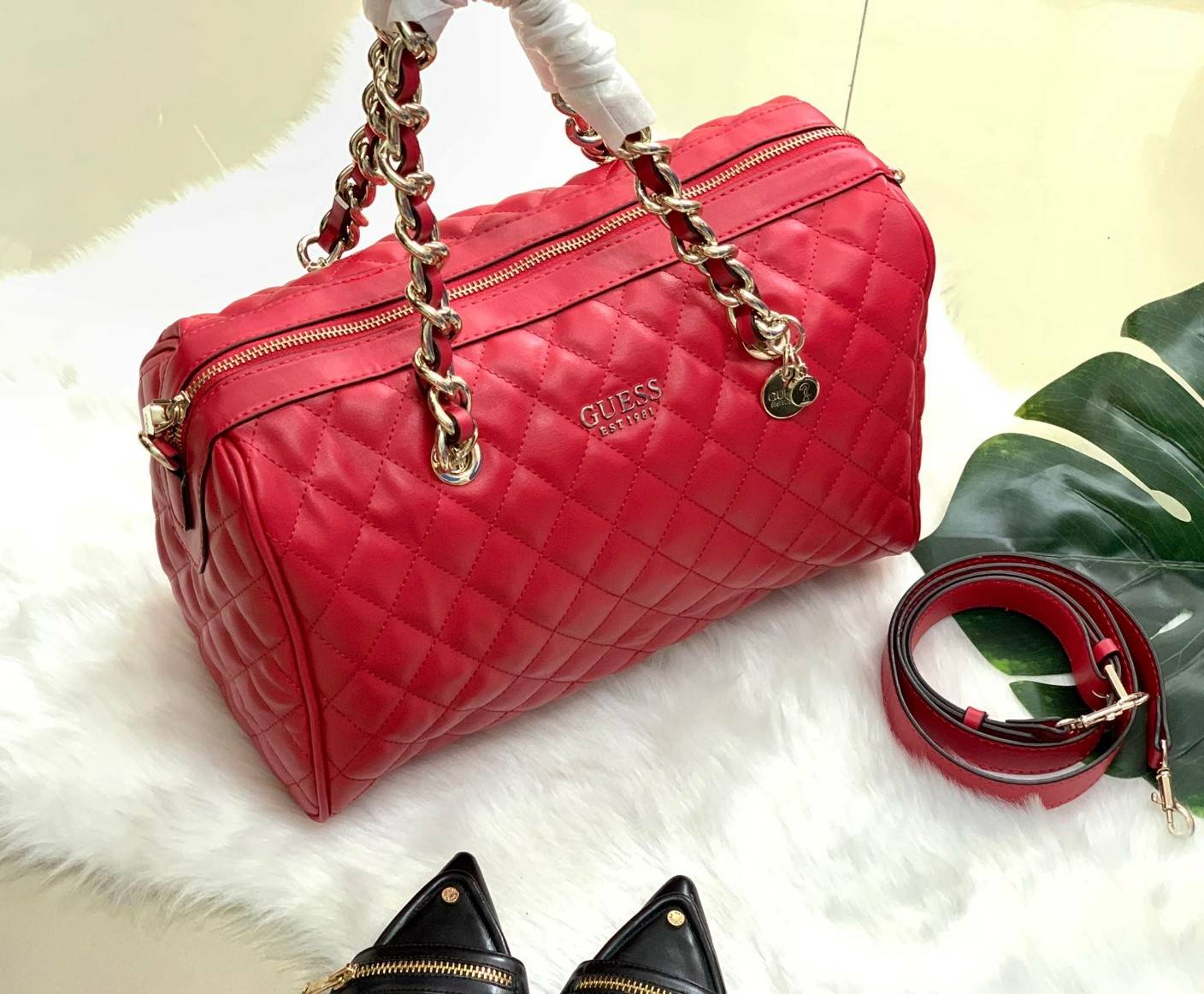 GUESS WOMEN’S BOWLING BAG กระเป๋าถือ//คล้องมือ//สะพายข้างได้ ทรงหมอน วัสดุหนังลายนวม หนังนิ่มมือดีมากๆค่ะ ด้านหน้ามีอะไหล่แบรนด์ เปิดปิดกระเป๋าแบบซิป ง่ายต่อการใช้งานค่ะ ภายในโล่ง กว้าง ใส่ของได้จุ มีช่องซิปและช่องเล็กใส่ของจุกจิกนะค่ะ ด้านหลังมีช่องซิปใส