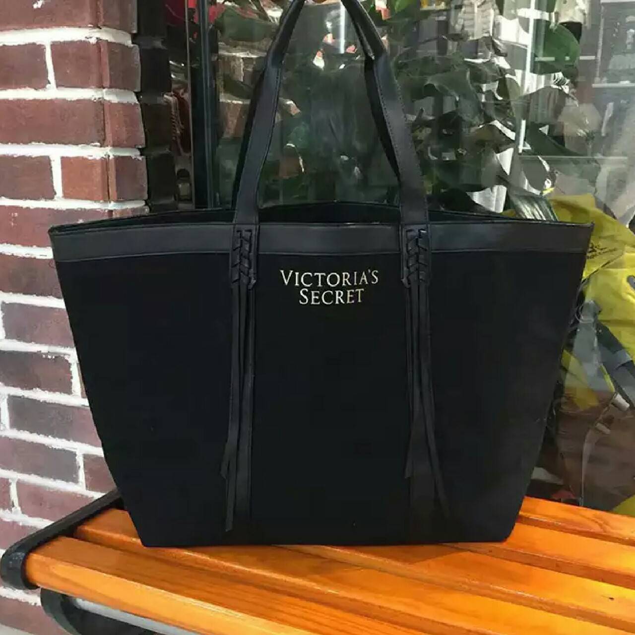 New Arrival! Victoria's Secret Canvas Large Tote Bag♡ กระเป๋าสะพายใบใหญ่ จุของได้คุ้ม! วัสดุทำจากผ้า canvas เต็มใบ น้ำหนักใบ ด้านหน้าแต่งโลโก้แบรนด์สีทอง มีพู่เก๋ดีไซน์สวย ด้านในบุผ้าปั้มแบรนด์ ใส่ของได้เยอะจุใจ จะถือไปเที่ยวหรือไปเรียน ก้น่าร
