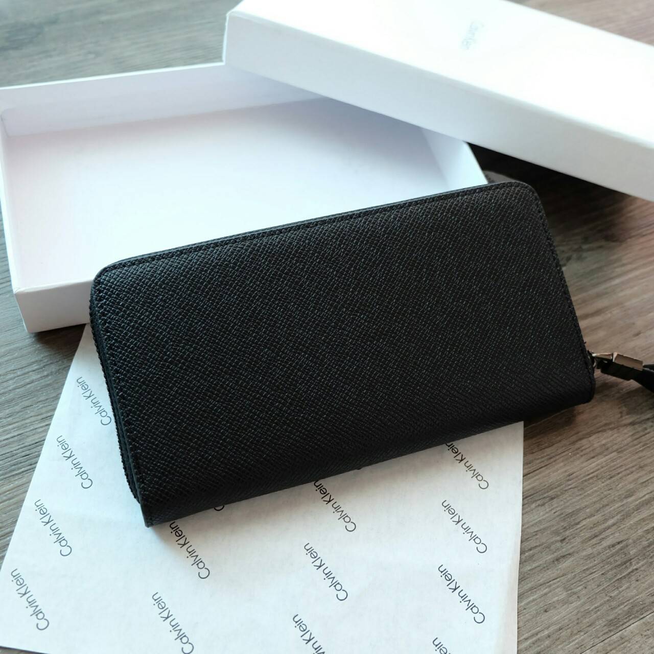 Calvin Klein Long Wallet กระเป๋าสตางค์ใบยาวซิปรอบ ภายในมีช่องใส่ธนบัตร ช่องใส่บัตรหลายช่อง และช่องซิปสำหรับใส่เหรียญ จะมอบเป็นของขวัญ หรือใช้เองก็แนะนำเลยค่ะ