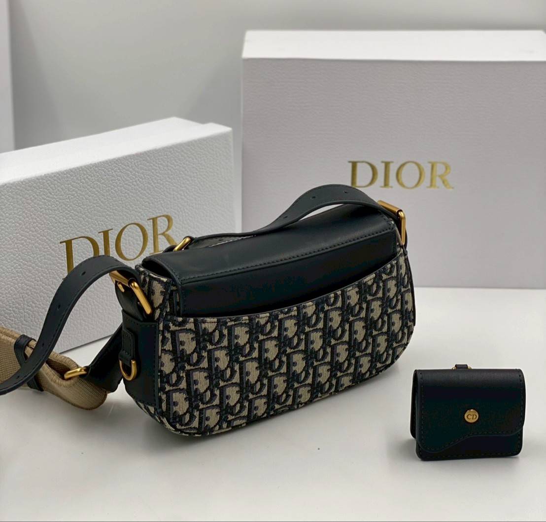 ORI หนังแท้ | DIOR Small Streetchic Bag Blue Dior Oblique Jacquard and Smooth Calfskin กระเป๋าสะพายนิยามใหม่ของดีไซน์อันเป็นเอกลักษณ์ ฝาพับแบบแม่เหล็กสีทองโบราณสลักลาย Christian Dior Paris และห่วง D-ring ทันสมัย