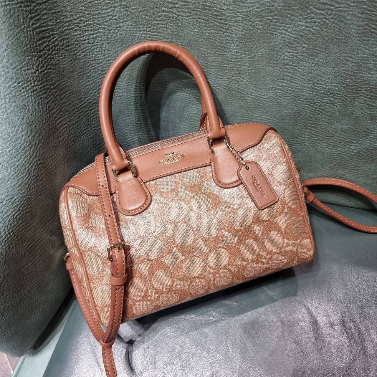 COACH F32203 MINI BENNETT SATCHEL IN SIGNATURE CANVAS กลับมาอีกครั้ง!! กับกระเป๋าทรงหมอนยอดฮิต 🥳 มีกี่สีก็ขายหมด วัสดุหนังแคนวาสเคลือบลาย ทรงสวยใช้งานได้ทุกโอกาส ภายในโล่งกว้างใส่ของได้เยอะ มีหูจับในตัว และสายสะพาย crossbody ปรับได้ตามตัว ใบนี้ไม่