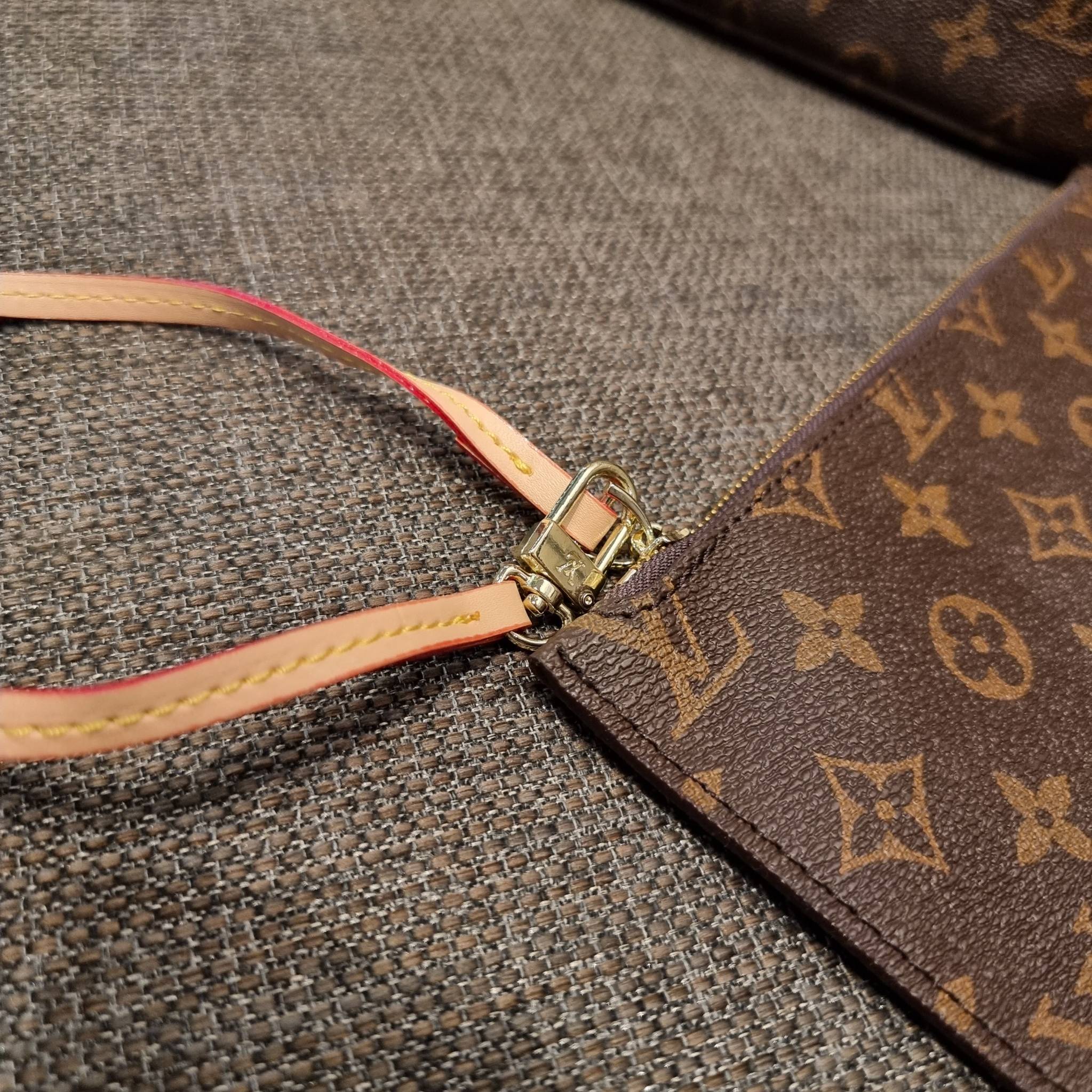 LV 2IN1 TOTE SET กระเป๋าสะพายไหล่ใบใหญ่ทรง tote มาพร้อมใบลูก คลาสสิคที่สุด เป็รอีกรุ่นที่มีคนใช้กันทั่วบ้านทั่วเมือง ฮิตแบบไม่ต้องพูดเยอะ วัสดุหนังแคนวาสปั๊มลายเต็มใบ ปากกระเป๋ามีหูเกี่ยว ด้านข้างมีหนังรูดเก็บทรงได้ ภายในโล่งกว้างมากๆ มีช่องซิปแยกให้ ใบเล