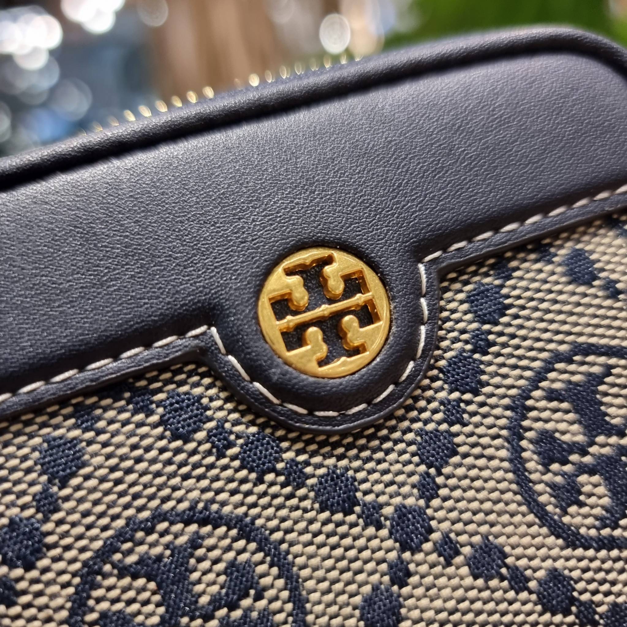 TORY BURCH T MONOGRAM ZIP COIN CASE จัดไปเลยจ้า กับกระเป๋าสตางค์รับทรัพย์ ใบสั้น สวยหรู ขนาดเหมาะมือ ถือแล้วขับผิว วัสดุผ้า jacquard ตัดสลับหนังแท้ รูดเปิด-ปิดด้วยซิป ภายในมีช่องใส่บัตร ใบนี้ใส่เหรียญ ใส่ธนบัตรได้ (พับ) พกพาได้สะดวก ไม่กินพื้นที่กระเป๋าใบ