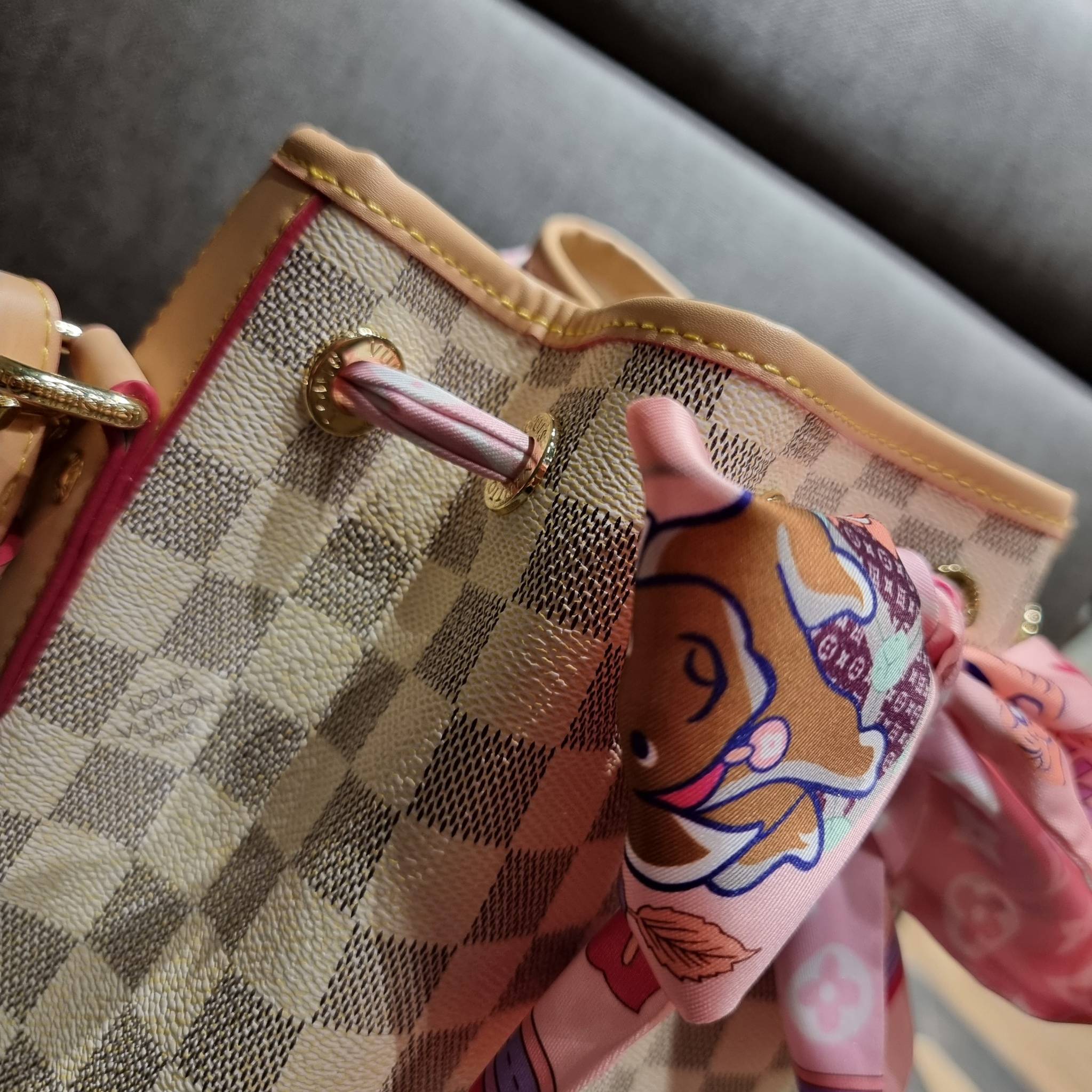 LV Noe bb damier azur กระเป๋าทรงขนมจีบสุดฮอต ราคาสุดคุ้ม ลิมิเต็ดมากๆ แถมฟรี ริบบิ้นแบรนด์เอนกประสงค์ จะใช้แทนสายรูดปากกระเป๋า ผูกเป็นโบว์ตกแต่งเก๋ๆ หรือจะพันถนอมสายสะพายยังได้ คุ้มจริง!! วัสดุหนังแคนวาส ภายในโล่งกว้าง ใส่ของได้ตามสะดวก สายสะพายปรับได้อีก