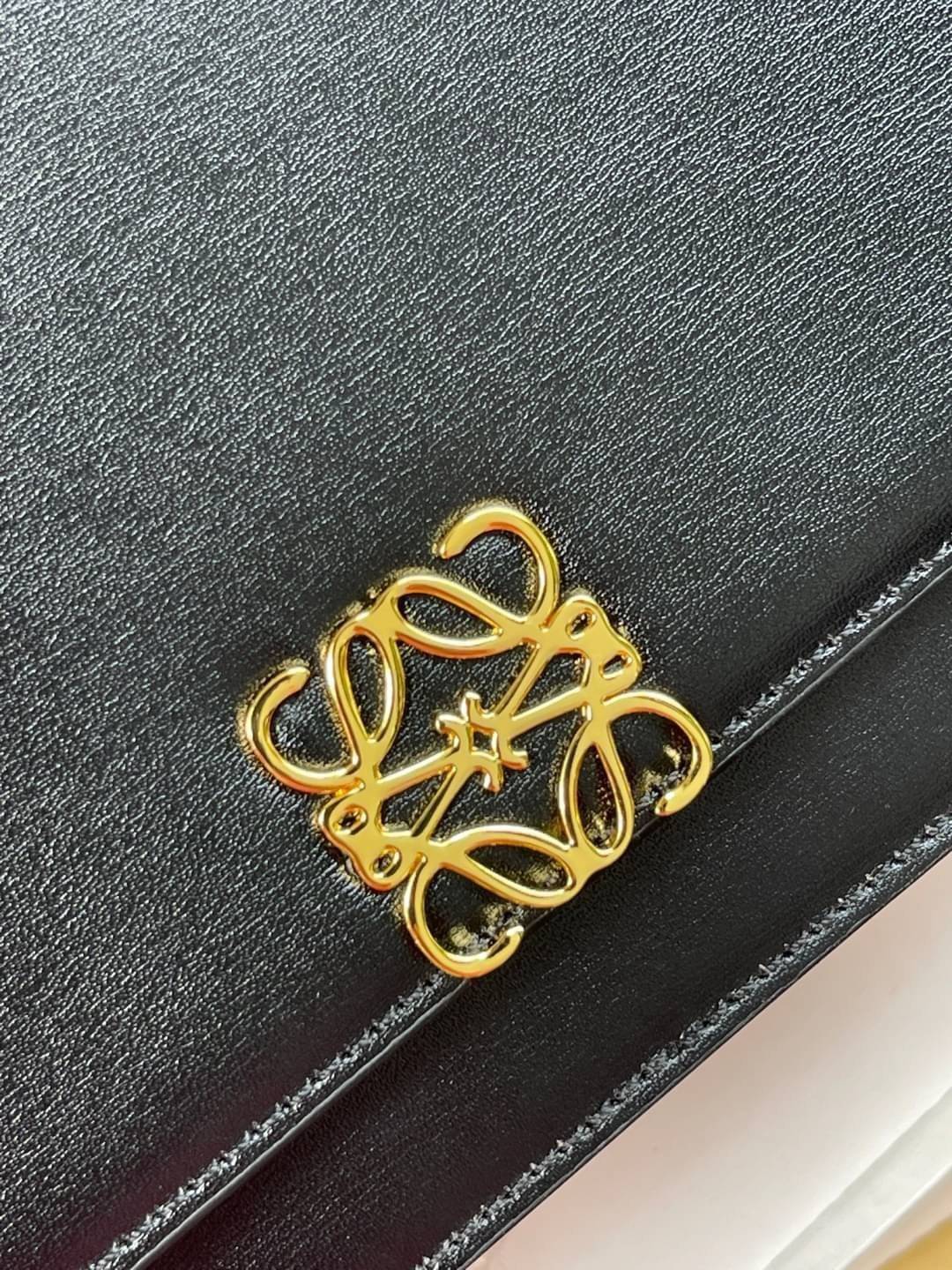 small : LOEWE Goya anagram small leather shoulder bag มาทำความรู้จักทุกดีเทลของ กระเป๋า GOYA ไอเท็มใบใหม่ล่าสุดจาก Loewe ด้วยรูปทรงกล่องอันคลาสสิกที่มาพร้อมรายละเอียดอันน่าค้นหา ด้วยรูปทรงบ็อกสุดคลาสสิก พร้อมโครงสร้างที่กะทัดรัดเปี่ยมไปด้วยสเน่ห์น่าค้นหา 