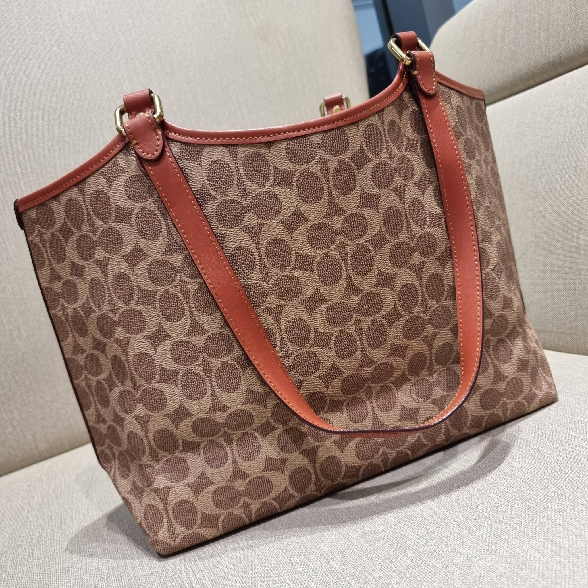 COACH C6336 DAY TOTE IN SIGNATURE CANVAS ใหม่ล่าสุด กับกระเป๋าทรงโท้ทใบใหญ่ สวยสะกดสายตา ด้วยดีไซน์ที่ดูเรียบง่าย แต่แฝงไปด้วยดีเทลเล็กๆ ที่เสริมให้ไอเท็มนี้ดูแพง พิเศษ กระเป๋าลูกใบเล็กอีกหนึ่งใบ พกติดกับกระเป๋า หรือจะเอาไปแยกใช้ก็ได้ วัสดุหนังแคนวาส สลับ