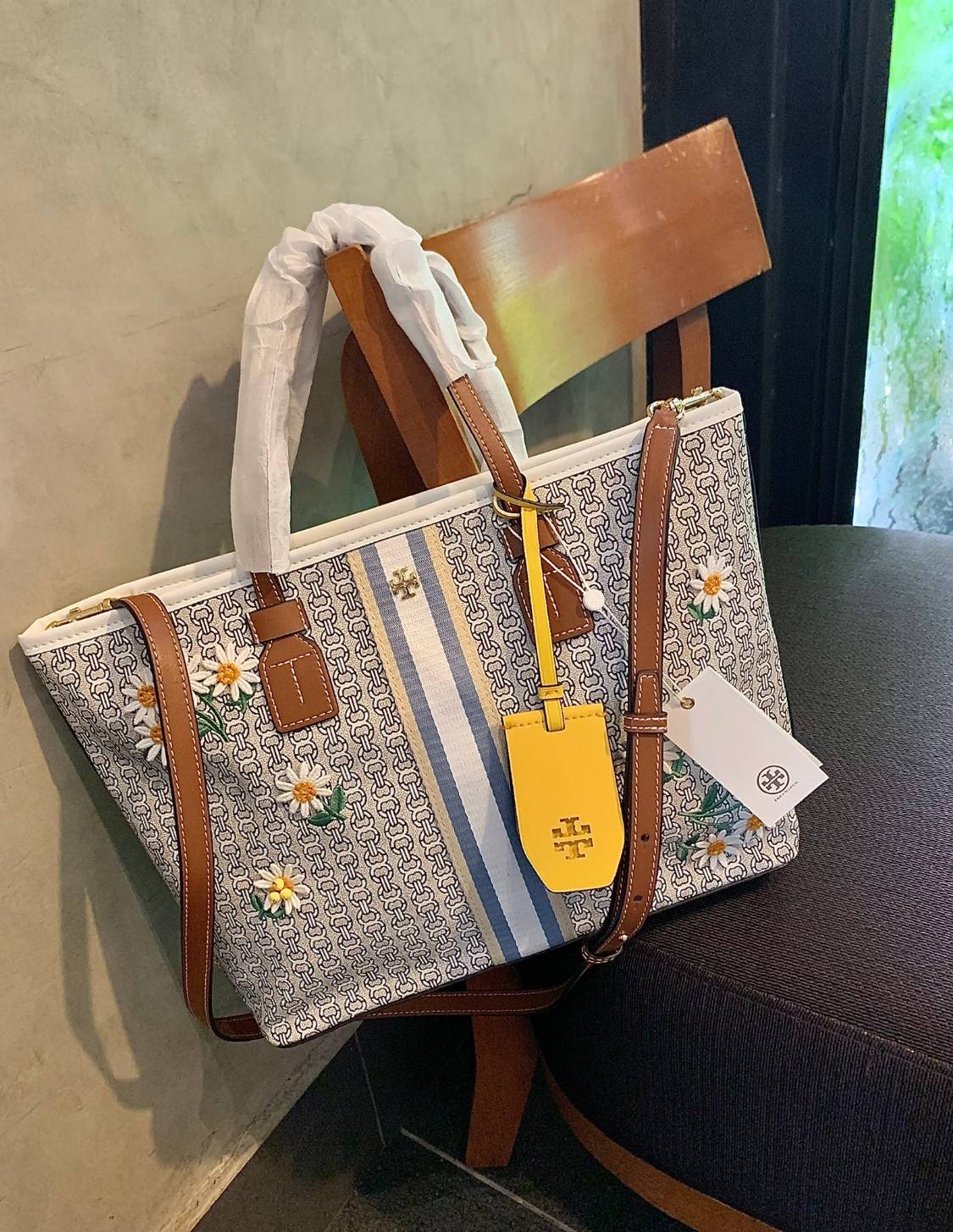 TORY BURCH GEMINI CANVAS SMALL PATCHES TOTE 🔺จุดเด่นของหนังคุณภาพต้องนิ่มสัมผัสได้ ไม่แข็งทื่อๆนะคะ! พร้อมส่งที่ไทย ใช้วันไหนๆก็สวยสุดๆไปเลยค่าา! กระเป๋าทรงTote ไม่เล็กอย่างที่คิดนะคะ😁 หนังแท้ชั้นดี ลายหนังสวยนิ่มมือดีมากค่ะ ตัวกระเป๋าลายโ