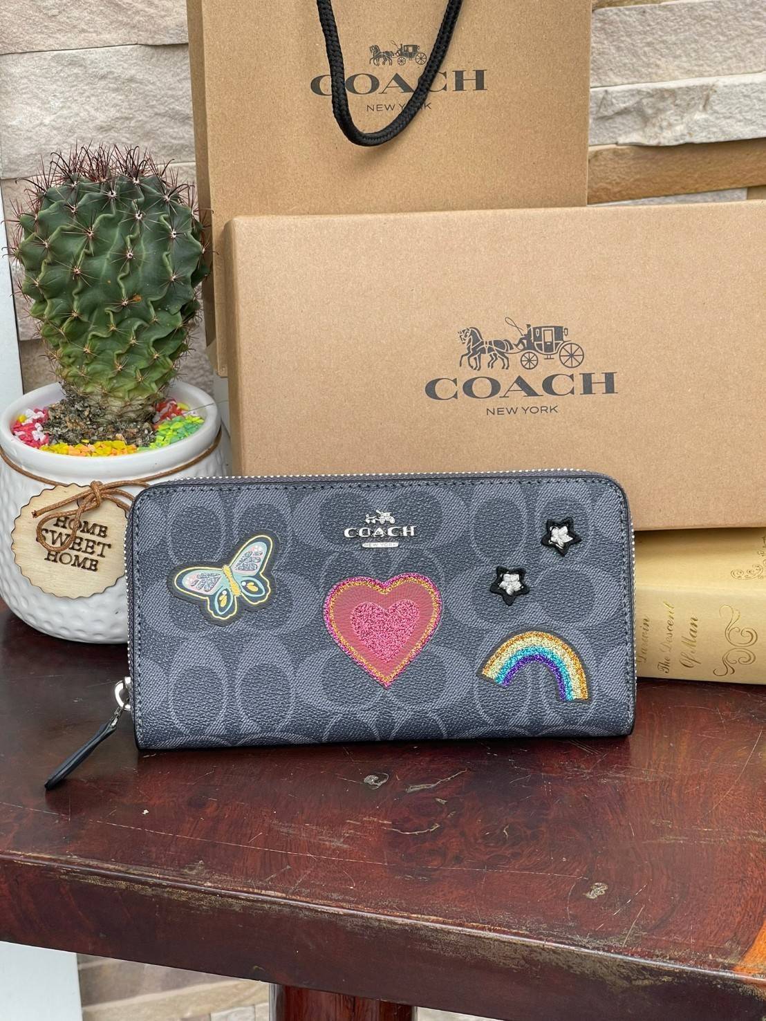 COACH ACCORDION ZIP WALLET IN SIGNATURE CANVAS กระเป๋าสตางค์ใบยาวนี้ที่เหมาะกับการใช้งานทุกรูปแบบ นอกจากเพิ่มความมั่นใจแล้ว ยังทำให้ชีวิตของเราง่ายขึ้นอีกด้วย โดยการเปิดปิดแบบซิปรอบ สามารถใส่ธนบัตร เหรียญ บัตรต่างๆได้หลายใบเลยทีเดียว ขนาดของกระเป๋าสามารถถ