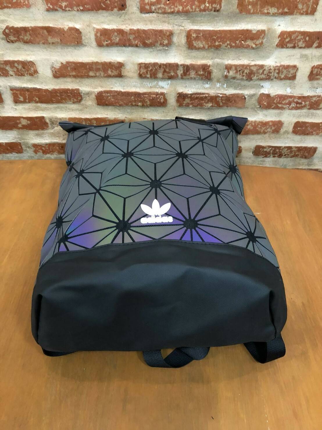 Adidas Originals BP Roll Top 3D Mesh 2017 Backpack Bag DH0100 กระเป๋าเป้สะพายหลัง สีใหม่ ดีไซน์แบบ 3 มิติ วัสดุ polyurethane ใช้ลูกเล่นของเหลี่ยม และมุมเชื่อมเข้าหากัน การออกแบบกระเป๋าเป็นเหมือนถุงทรงสูง ส่วนปากกระเป๋า เปิดปิดแบบตีนตุ๊กแกม้วนพับ และติดกระ