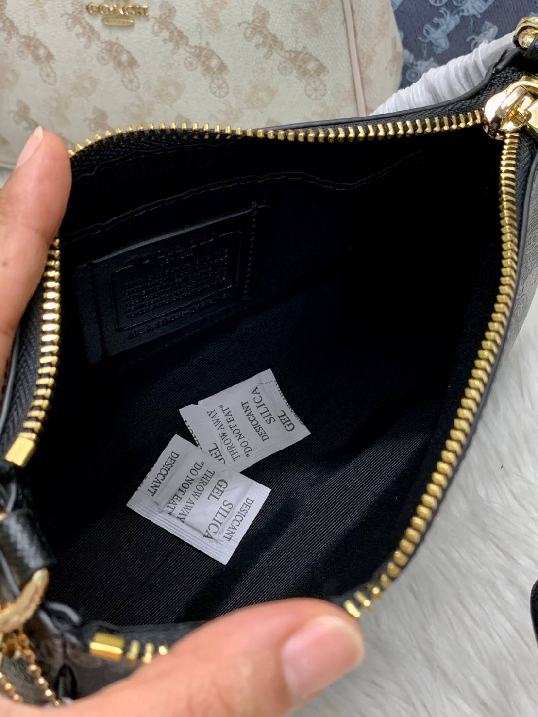 COACH POUCH HORSE AND CARRIAGE PRINT ((36674)) รุ่นแนะนำ ได้ไปไม่ผิดหวังแน่นอนค่ะ! กระเป๋าหิ้ว//สะพายไหล่//สะพายข้างได้ วัสดุ pvc นิ่มอย่างดี ลายรถม้าทั้งใบ สวยงามค่ะ เปิดปิดกระเป๋าแบบซิป ภายในสามารถใส่กระเป๋าเงินใบยาวได้;ของจำเป็นได้ครบค่ะ มีช่องเล็กให้ใ