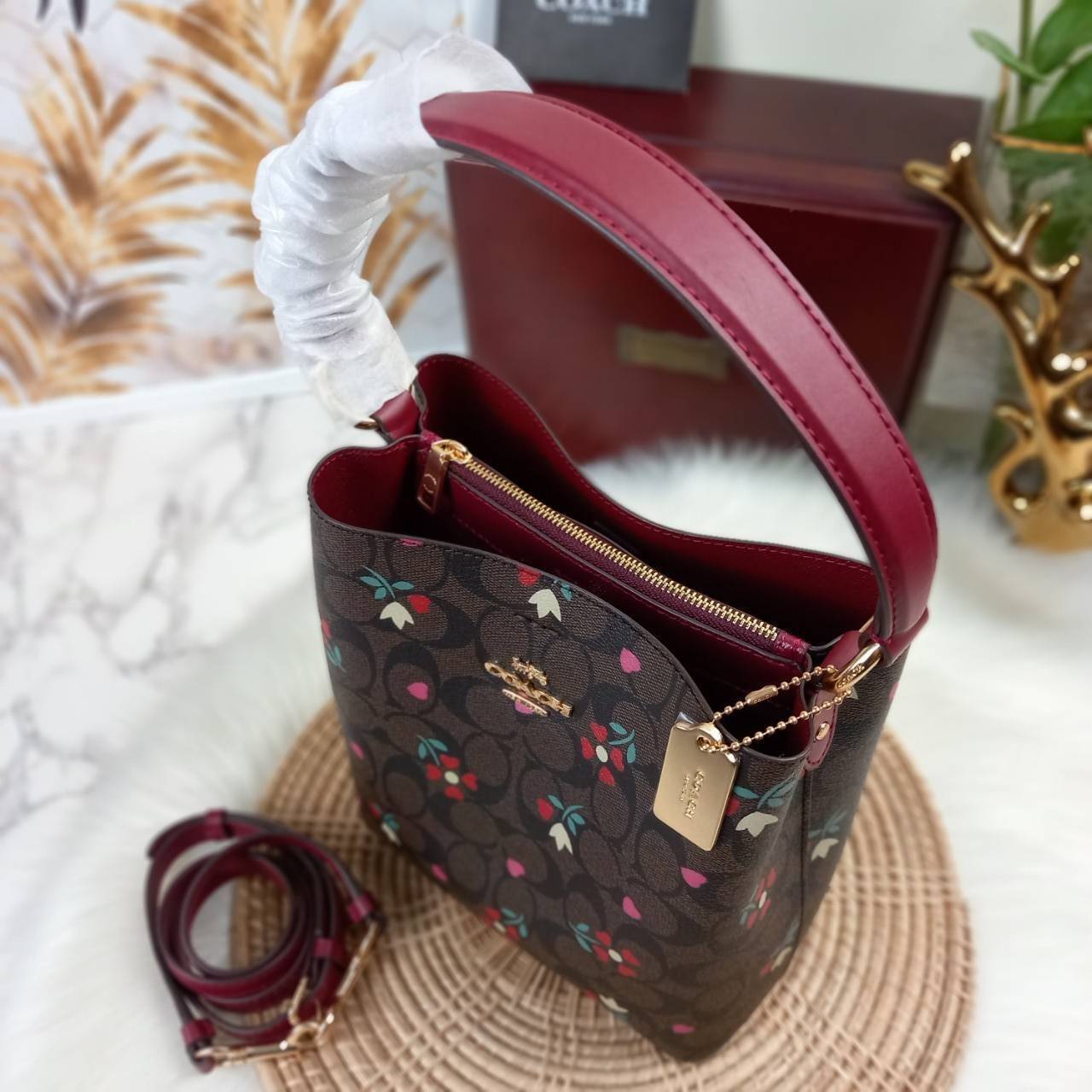COACH SMALL TOWN BUCKET BAG WITH HEART PETAL PRINT(C7975//C7976)🌺💞กระเป๋าถือ กระเป๋าสะพาย ทรงฮิตยอดนิยมตลอดกาล>>ปริ้นลายดอกไม้รูปหัวใจมินิ น่ารักเกินเบอร์มาก🥰 ไม่ว่าจะออกมาคอลเลคชั่นไหนๆ ก็ครองใจสาวๆไปได้ทุกรุ่น/ วัสดุหนังแคน