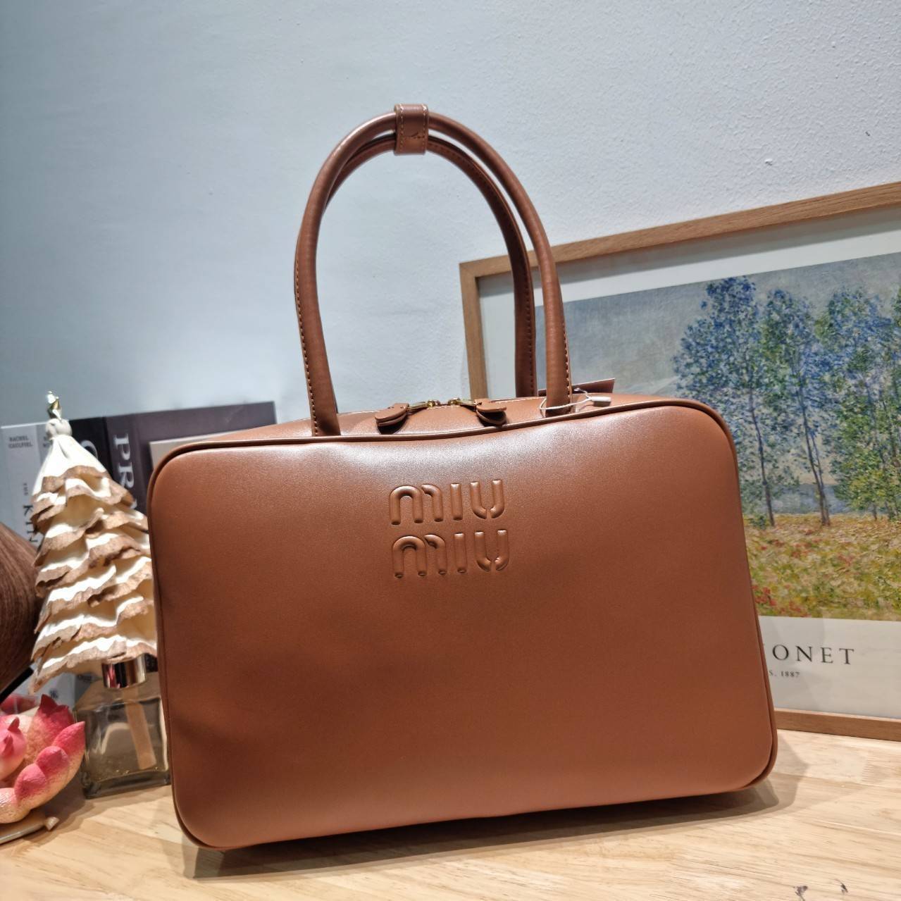 MIU MIU LEATHER BEAU BAG กระเป๋าถือรุ่นสุดจึ้ง ที่ไม่มีตอนนี้คือพลาด ดีไซน์เรียบแต่มากมีอยู่จริง สวยดูแพง หูจับในตัวง่ายและสะดวกพกพา เพียงแค่คล้องไหล่ ขนาดใหญ่จุของได้แบบสบายๆ