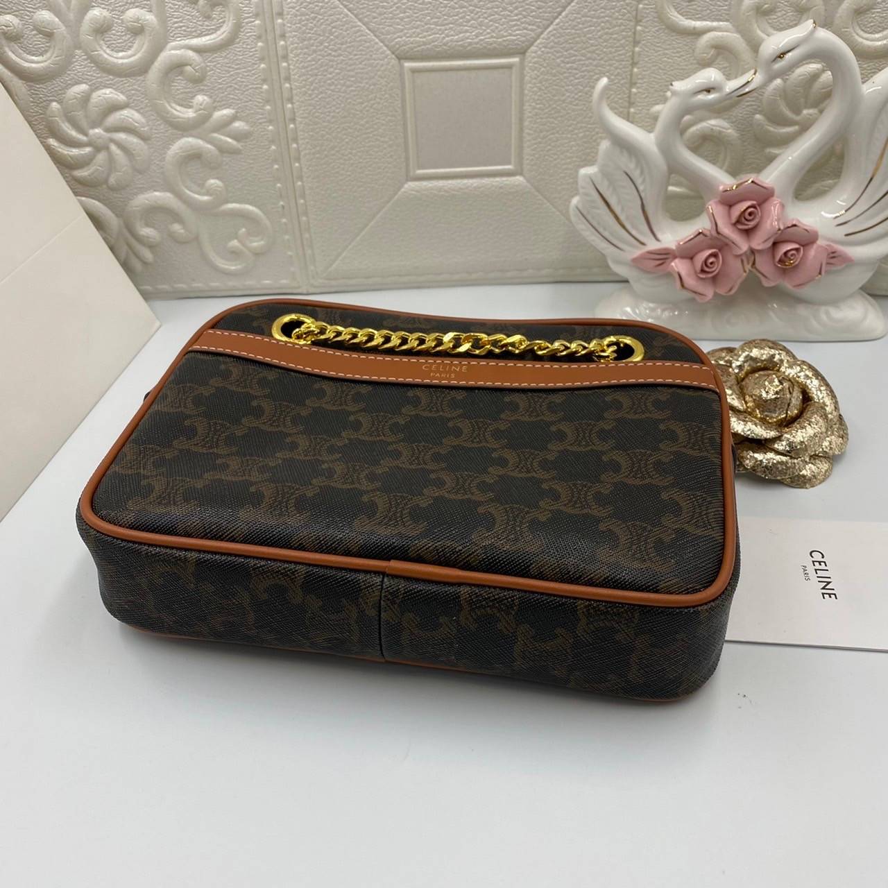 VIP GIFT 】หนังแท้ CELINE SMALL PATAPANS IN TRIOMPHE CANVAS AND CALFSKIN ดีไซน์สวยหรูฮิตสุดในเกาหลี! หนังสวยอยู่ทรง เปิดปิดด้วยซิปแบรนด์สีทอง ภายในโล่งกว้างและจุสามารถใส่มือถือ กระเป๋าสตางค์ ของใช้ได้เยอะ สายสะพายโซ่อะไหล่ทองหรูเลื่อนได้จะใช้สายคู่สะพายไหบ