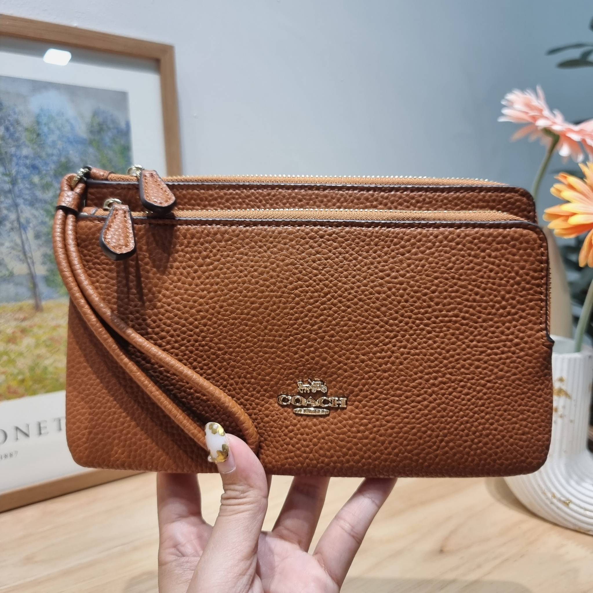 COACH DOUBLE ZIP WALLET IN SIGNATURE CANVAS / C5576 / C5610 / C7313 พร้อมส่ง 8 สี ใหม่ล่าสุด คอล 2023 กระเป๋าคล้องมือใบใหญ่ ดีไซน์ใหม่เล่นระดับ เพิ่มลูกเล่นและดีเทลให้ดูน่าใช้ยิ่งขึ้น