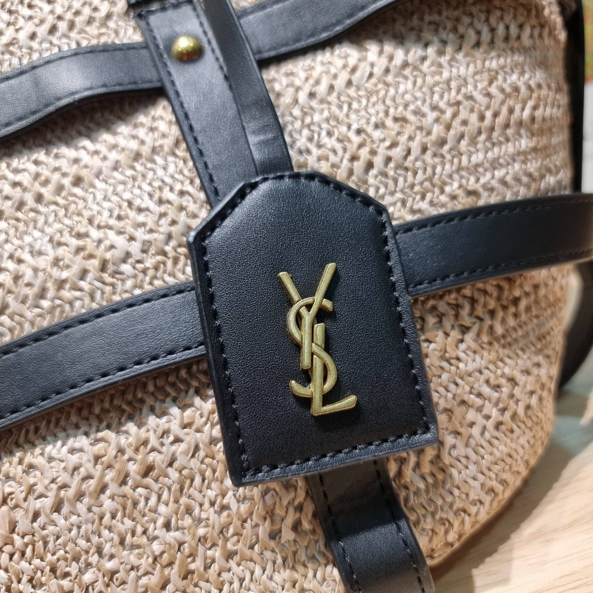 YSL PANIER STUDDED LEATHER TRIMMED WOVEN RAFFIA สวยไม่ซ้ำใคร ใหม่ที่สุด กับกระเป๋าสะพายสานทรงยูนีค ที่เติมดีเทลความหรูด้วยสายหนังคาดตกแต่ง ดูแพงไปอีก