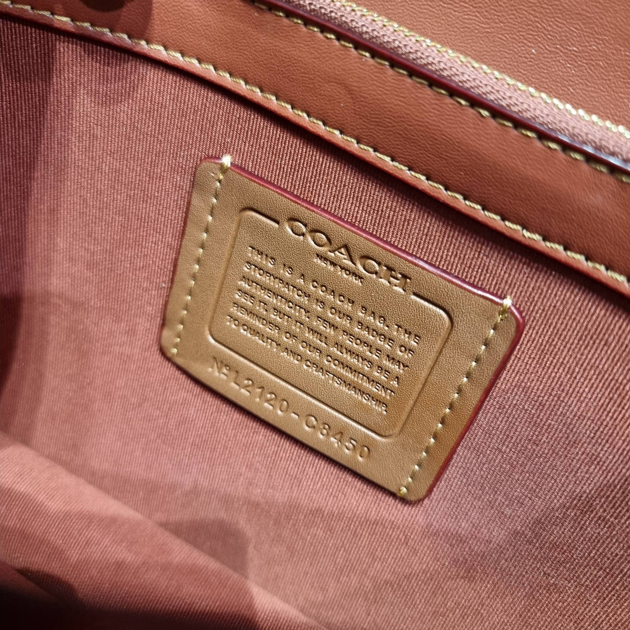 COACH C8449 HERO SHOULDER BAG / COACH C8450 HERO SHOULDER BAG IN SIGNATURE CANVAS ดีไซน์ใหม่ล่าสุด ที่มาพร้อมความหรูยกระดับ กระเป๋าถือ/สะพายข้าง ออกแบบทรงสวย คลาสสิค ขนาดกำลังพอดี ไม่ว่าจะถือ หรือสะพายสายครอส ก็ดูดีแบบไม่ต้องแต่งเติม วัสดุหนังแท้เต็มใบ ฝา