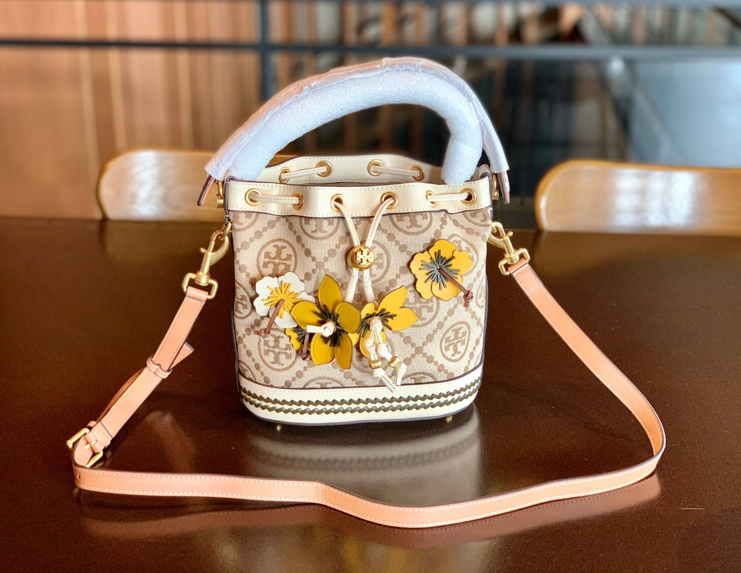 สวยโดดเด่น แต่แฝงความร่วมสมัยค่ะ! TORY BURCH CASUAL STYLE 3WAY LEATHER PURSES ELEGANT CROSSBODY((88963)) 🌼🌼🌼 พร้อมส่ง ห้ามพลาดเลยจริงๆค่ะ! กระเป๋าทรงถัง วัสดุ Jacquardทอล่ยแบรนด์+ขอบหนังแท้ เพิ่มดีเทลแบบถุกเข้ามาได้สวยโดดเด่น สะดุด