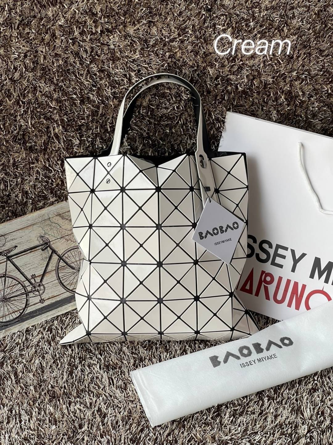 Baobao Issey Miyake 6x6 กระเป๋า Tote รุ่นนี้ถือว่าเป็นกระเป๋า Tote ไซส์กลางที่เหมาะกับการพกพาสิ่งของที่จำเป็นในทุก ๆ วัน มาพร้อมสายที่สามารถปรับได้ทั้งสองสาย และมีช่องใส่ของช่องเล็กด้านใน 1 ช่อง จุของได้เยอะแถมยังทนทาน ใช้เป็น Everyday Bag ได้เลยคะ พกพาสะ