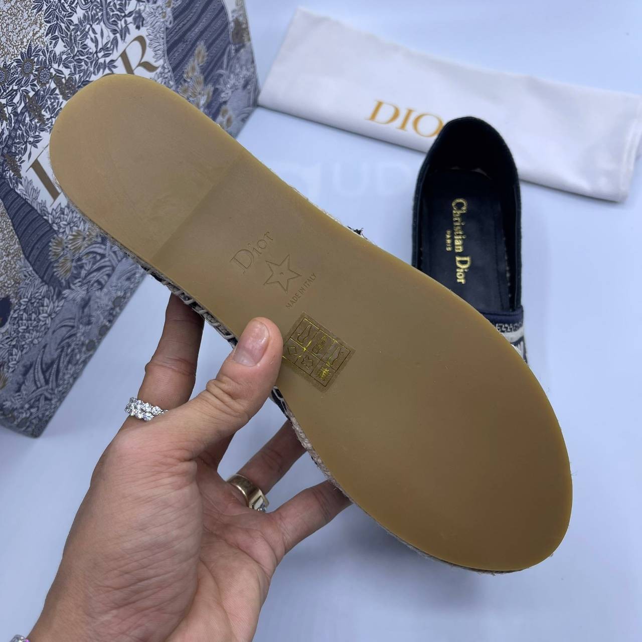 DIOR GRANVILLE ESPADRILLE Oblique Embroidered Cotton รองเท้าที่เป็นเอกลักษณ์ ที่สุดแห่งความหรูหราที่ใช้งานได้ทุกวัน ตัดเย็บจากผ้าฝ้ายปักลาย ประดับด้วยรายละเอียดสวยงาม งานเกรดออริจินอล 1:1 เหมือนที่สุด ภาพสินค้าถ่ายจากงานขายจริง ไม่โป๊ะแตกแน่นอนค่า
