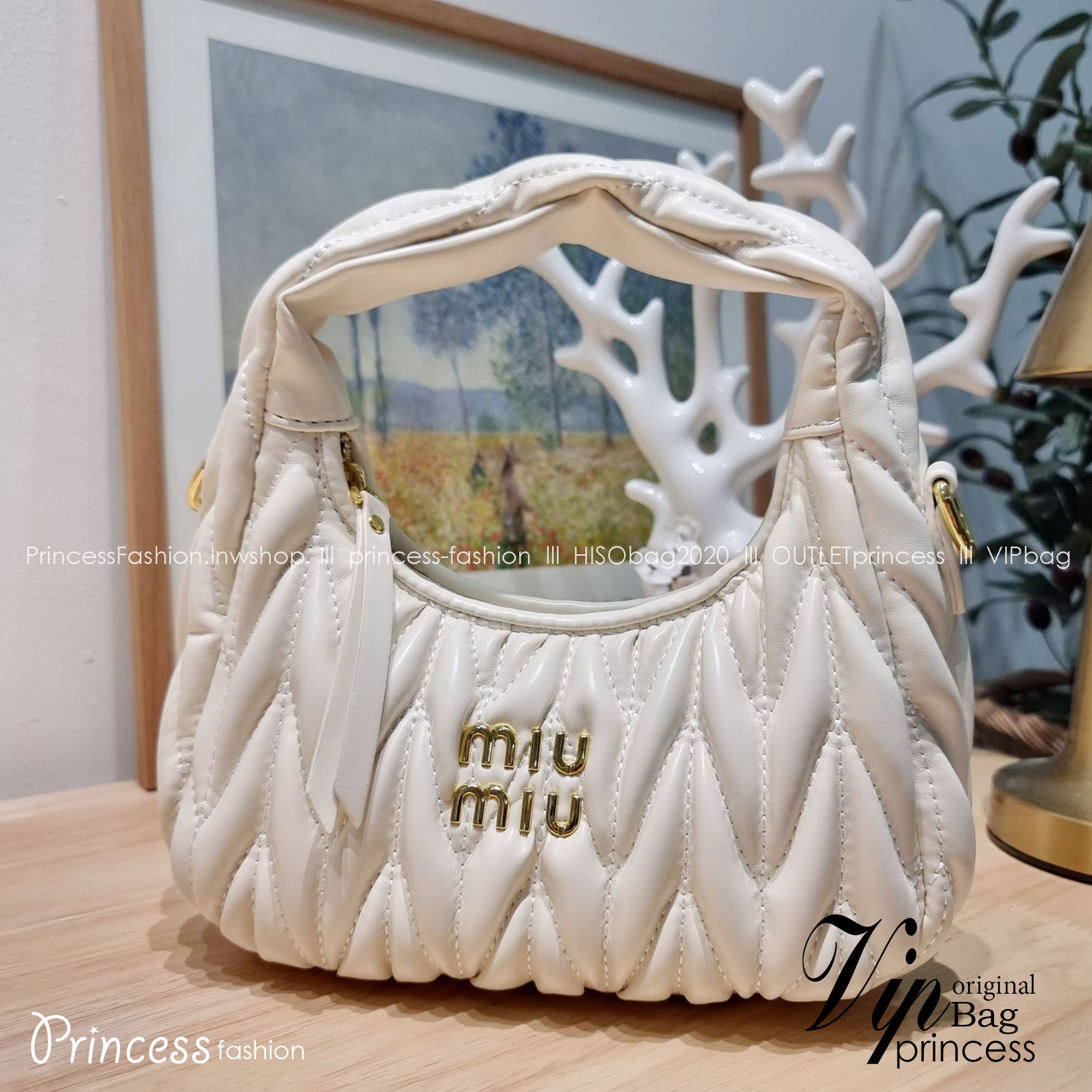 MIU MIU WANDER MATELASSÉ MINI HOBO BAG ไอเท็มสับๆอีกหนึ่ง ที่ต้องมีใช้ได้แล้ว กับกระเป๋าถือ/สะพาย ทรงโฮโบ คิ้วท์สุด ปังสุด ตัวแม่ อินฟลู ดาราเค้าใช้กันเพียบ