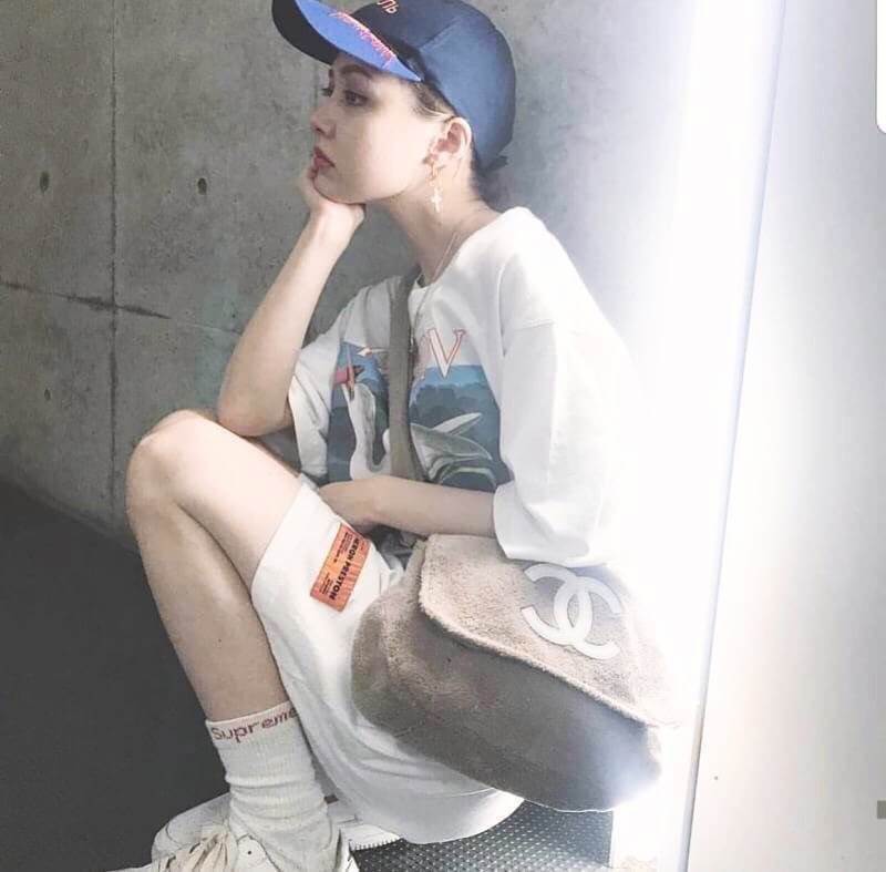 Chanel Beaute Crossbody Bag กระเป๋าถือหรือสะพายพรีเมี่ยมของเเท้จาก Chanel Cosmetic Counter VIP Gift รุ่นแนะนำวัสดุขนวูฟหนานุ่มตัดโลโก้แบรนด์หนังแก้วสวยโดดเด่น น้ำหนักเบา เปิดปิดด้วยฝาปิดกระดุมแม่เหล็ก ใบใหญ่กำลังดีใส่ ipad กระเป๋าสตางค์ใบยาว iphone เครื่อ