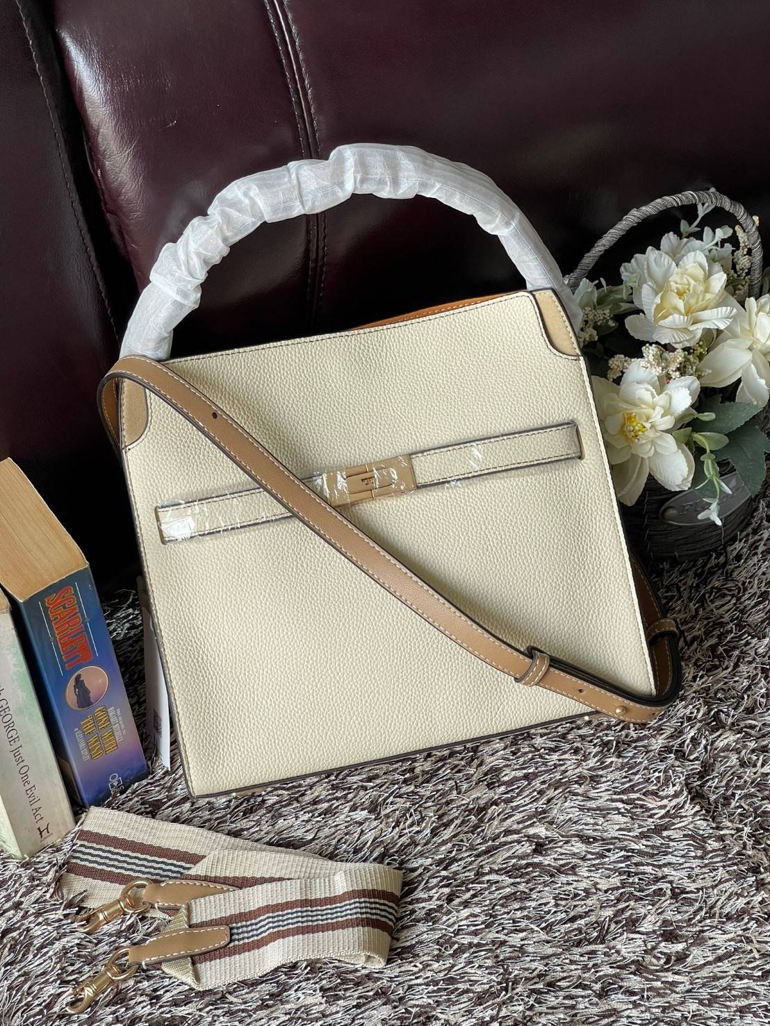 Tory burch lee radziwill pebbled small double bag กระเป๋า Lee Radziwill Double Bag สุดหรู ที่คำนึงถึงการเลเยอร์หนังและหนังกลับอย่างประณีตลงไปในงานดีไซน์ สามารถปรับปากกระเป๋าได้ 3 แบบตามต้องการ พร้อมนำเอาความเป็น American Luxury มาตีความใหม่ผ่านแง่มุมของคว